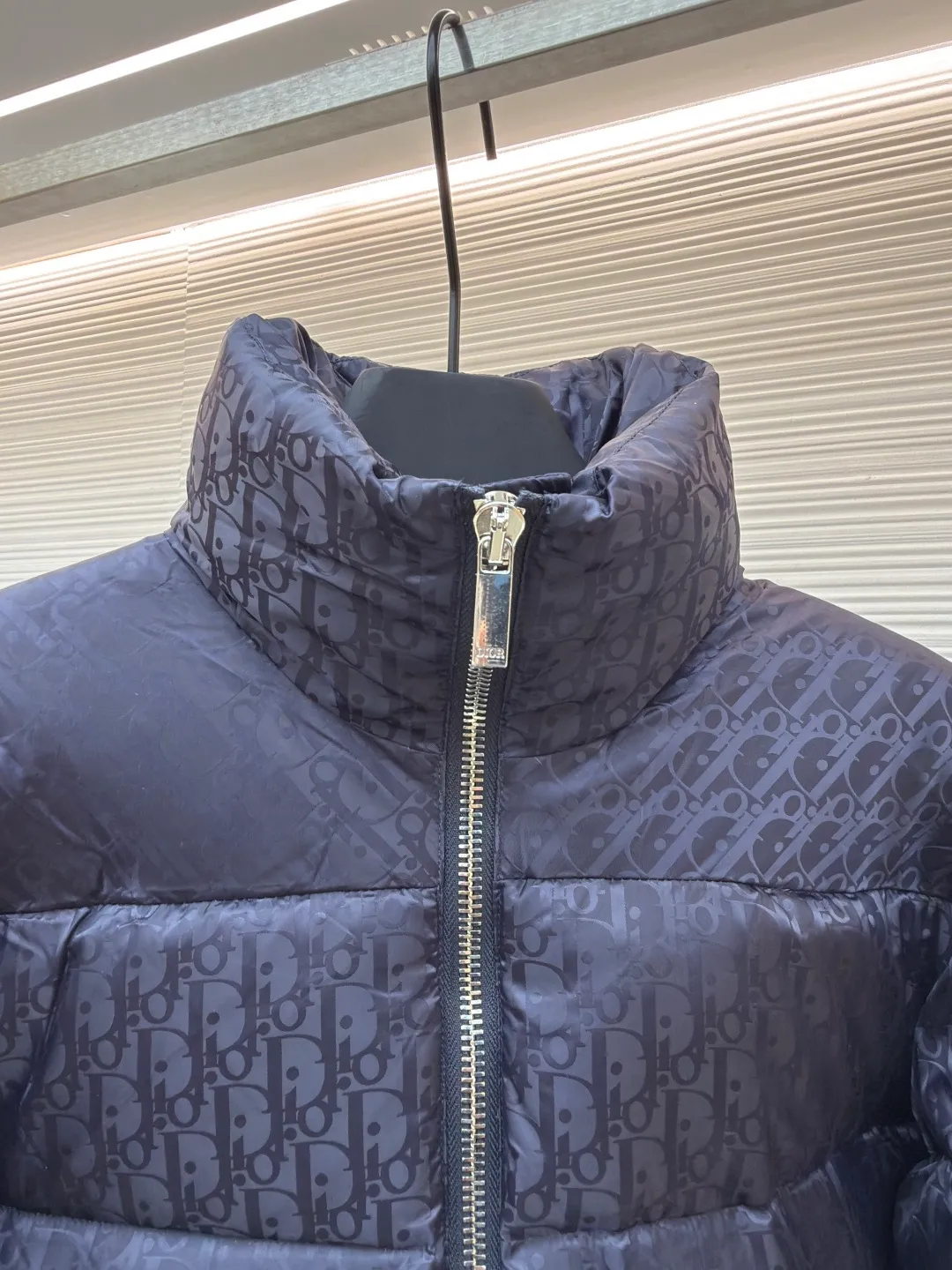 Dior oblique dark pattern old flower stand collar down jacket ●Original version: purchased and developed by 15679 ●Item number: 1680766-C45 ●Fabric: down fabric ●Technology: full-width jacquard production ●Version: fitted version ●Weight: about 980 grams ●Size: 46-48-50-52-54-56 ●Description: This is a down with ultra-complex craftsmanship. The customization cycle of the fabric is as long as 50 days. Based on the original fabric, laser jacquard makes the whole piece concave and convex, with a stronger three-dimensional effect and a more obvious 3D effect. ✨This fabric has a good hand feel, and the dark pattern presbyopia on it is very low-key. The fabric shows a dark luster and is extremely waterproof! The real texture is more perfect, custom-woven high-density satin nylon material and dark jacquard weave, simple and refreshing, thick and fluffy, super three-proof fabric, waterproof, stain-proof and dust-proof! ✨ Full-width jacquard LOGO, ultra-high-end luxury and style. The handsomeness and eye-catching index of the upper body are absolutely NO. 1. Fully custom-woven jacquard LOGO technology fabric, high-density polyester fiber. It is a new type of heat-insulating and light-weight fabric. It has a light texture, delicate and soft warmth and breathability. Especially the LOGO jacquard produces different light and dark interweaving under different lights! The overall wiring is straight and delicate, the fabric is comfortable and soft, and the color is consistent without color difference. It can be matched with the same style to create a fashionable look and control various occasions. Customized accessories, complete with three standards, same style for men and women!
