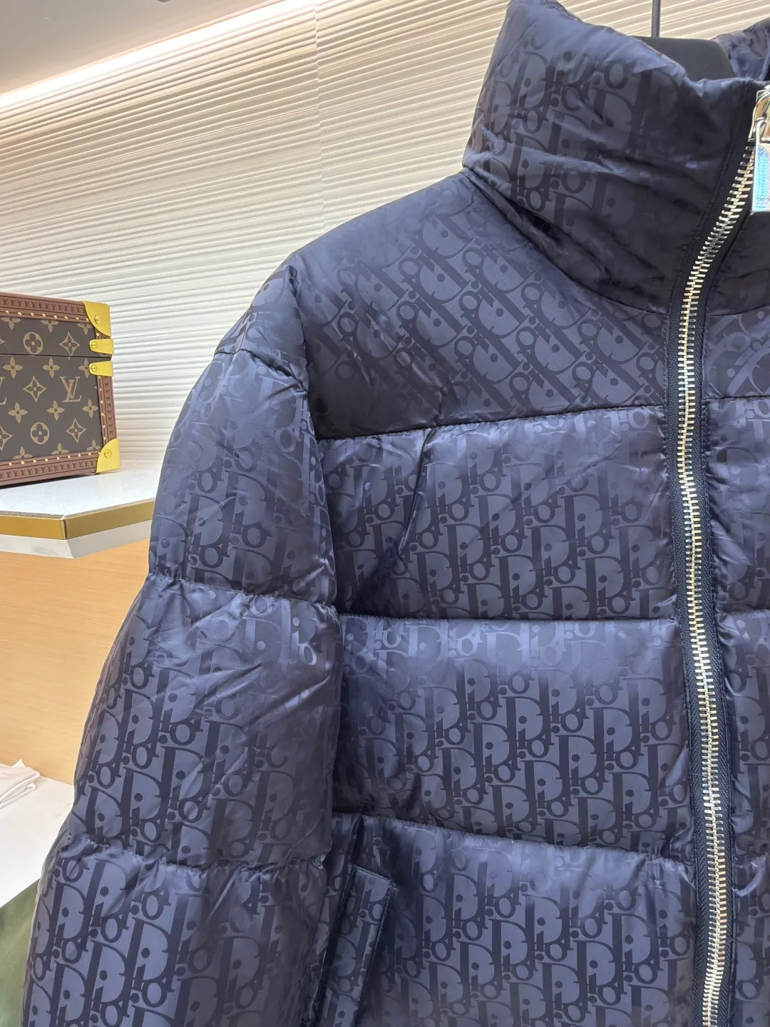 Dior oblique dark pattern old flower stand collar down jacket ●Original version: purchased and developed by 15679 ●Item number: 1680766-C45 ●Fabric: down fabric ●Technology: full-width jacquard production ●Version: fitted version ●Weight: about 980 grams ●Size: 46-48-50-52-54-56 ●Description: This is a down with ultra-complex craftsmanship. The customization cycle of the fabric is as long as 50 days. Based on the original fabric, laser jacquard makes the whole piece concave and convex, with a stronger three-dimensional effect and a more obvious 3D effect. ✨This fabric has a good hand feel, and the dark pattern presbyopia on it is very low-key. The fabric shows a dark luster and is extremely waterproof! The real texture is more perfect, custom-woven high-density satin nylon material and dark jacquard weave, simple and refreshing, thick and fluffy, super three-proof fabric, waterproof, stain-proof and dust-proof! ✨ Full-width jacquard LOGO, ultra-high-end luxury and style. The handsomeness and eye-catching index of the upper body are absolutely NO. 1. Fully custom-woven jacquard LOGO technology fabric, high-density polyester fiber. It is a new type of heat-insulating and light-weight fabric. It has a light texture, delicate and soft warmth and breathability. Especially the LOGO jacquard produces different light and dark interweaving under different lights! The overall wiring is straight and delicate, the fabric is comfortable and soft, and the color is consistent without color difference. It can be matched with the same style to create a fashionable look and control various occasions. Customized accessories, complete with three standards, same style for men and women!