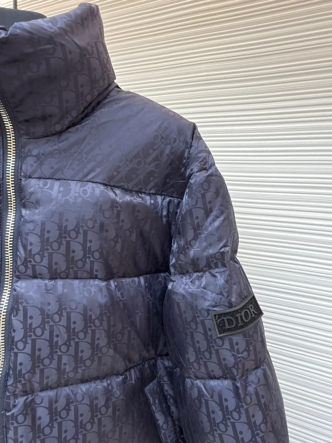 Dior oblique dark pattern old flower stand collar down jacket ●Original version: purchased and developed by 15679 ●Item number: 1680766-C45 ●Fabric: down fabric ●Technology: full-width jacquard production ●Version: fitted version ●Weight: about 980 grams ●Size: 46-48-50-52-54-56 ●Description: This is a down with ultra-complex craftsmanship. The customization cycle of the fabric is as long as 50 days. Based on the original fabric, laser jacquard makes the whole piece concave and convex, with a stronger three-dimensional effect and a more obvious 3D effect. ✨This fabric has a good hand feel, and the dark pattern presbyopia on it is very low-key. The fabric shows a dark luster and is extremely waterproof! The real texture is more perfect, custom-woven high-density satin nylon material and dark jacquard weave, simple and refreshing, thick and fluffy, super three-proof fabric, waterproof, stain-proof and dust-proof! ✨ Full-width jacquard LOGO, ultra-high-end luxury and style. The handsomeness and eye-catching index of the upper body are absolutely NO. 1. Fully custom-woven jacquard LOGO technology fabric, high-density polyester fiber. It is a new type of heat-insulating and light-weight fabric. It has a light texture, delicate and soft warmth and breathability. Especially the LOGO jacquard produces different light and dark interweaving under different lights! The overall wiring is straight and delicate, the fabric is comfortable and soft, and the color is consistent without color difference. It can be matched with the same style to create a fashionable look and control various occasions. Customized accessories, complete with three standards, same style for men and women!
