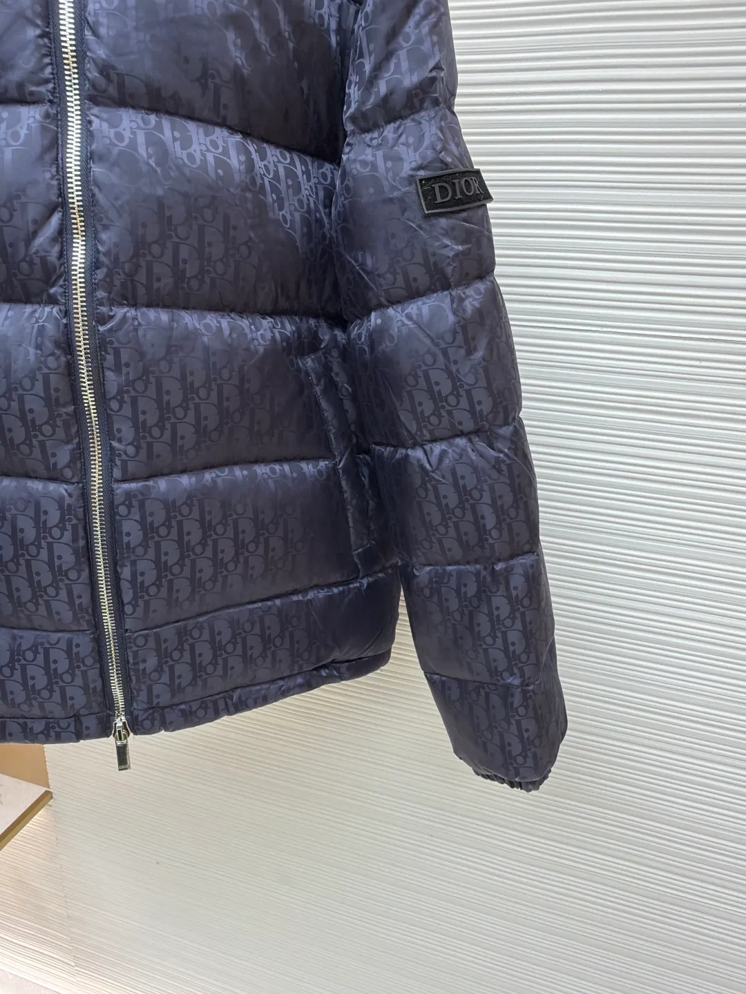 Dior oblique dark pattern old flower stand collar down jacket ●Original version: purchased and developed by 15679 ●Item number: 1680766-C45 ●Fabric: down fabric ●Technology: full-width jacquard production ●Version: fitted version ●Weight: about 980 grams ●Size: 46-48-50-52-54-56 ●Description: This is a down with ultra-complex craftsmanship. The customization cycle of the fabric is as long as 50 days. Based on the original fabric, laser jacquard makes the whole piece concave and convex, with a stronger three-dimensional effect and a more obvious 3D effect. ✨This fabric has a good hand feel, and the dark pattern presbyopia on it is very low-key. The fabric shows a dark luster and is extremely waterproof! The real texture is more perfect, custom-woven high-density satin nylon material and dark jacquard weave, simple and refreshing, thick and fluffy, super three-proof fabric, waterproof, stain-proof and dust-proof! ✨ Full-width jacquard LOGO, ultra-high-end luxury and style. The handsomeness and eye-catching index of the upper body are absolutely NO. 1. Fully custom-woven jacquard LOGO technology fabric, high-density polyester fiber. It is a new type of heat-insulating and light-weight fabric. It has a light texture, delicate and soft warmth and breathability. Especially the LOGO jacquard produces different light and dark interweaving under different lights! The overall wiring is straight and delicate, the fabric is comfortable and soft, and the color is consistent without color difference. It can be matched with the same style to create a fashionable look and control various occasions. Customized accessories, complete with three standards, same style for men and women!