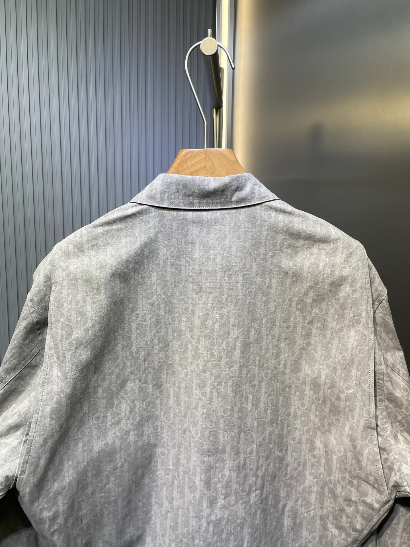 🅿️640 dior 🌟【Top replica】jacquard all-over printed zipper jacket Process description: The whole body is decorated with oblique printing, a new interpretation of dio's classic pattern. Crafted from gray and light blue cotton denim, it features patch pockets on the chest and dio logo buttons. Unique and simple design, novel and unique style, straight and delicate overall wiring, comfortable and soft fabrics, consistent color without color difference. It can be matched with the same style to create a fashionable look and control various occasions. Customized accessories, complete with three standards, same style for men and women! ⚠️Color: Silver ⚠️Size: 46485052