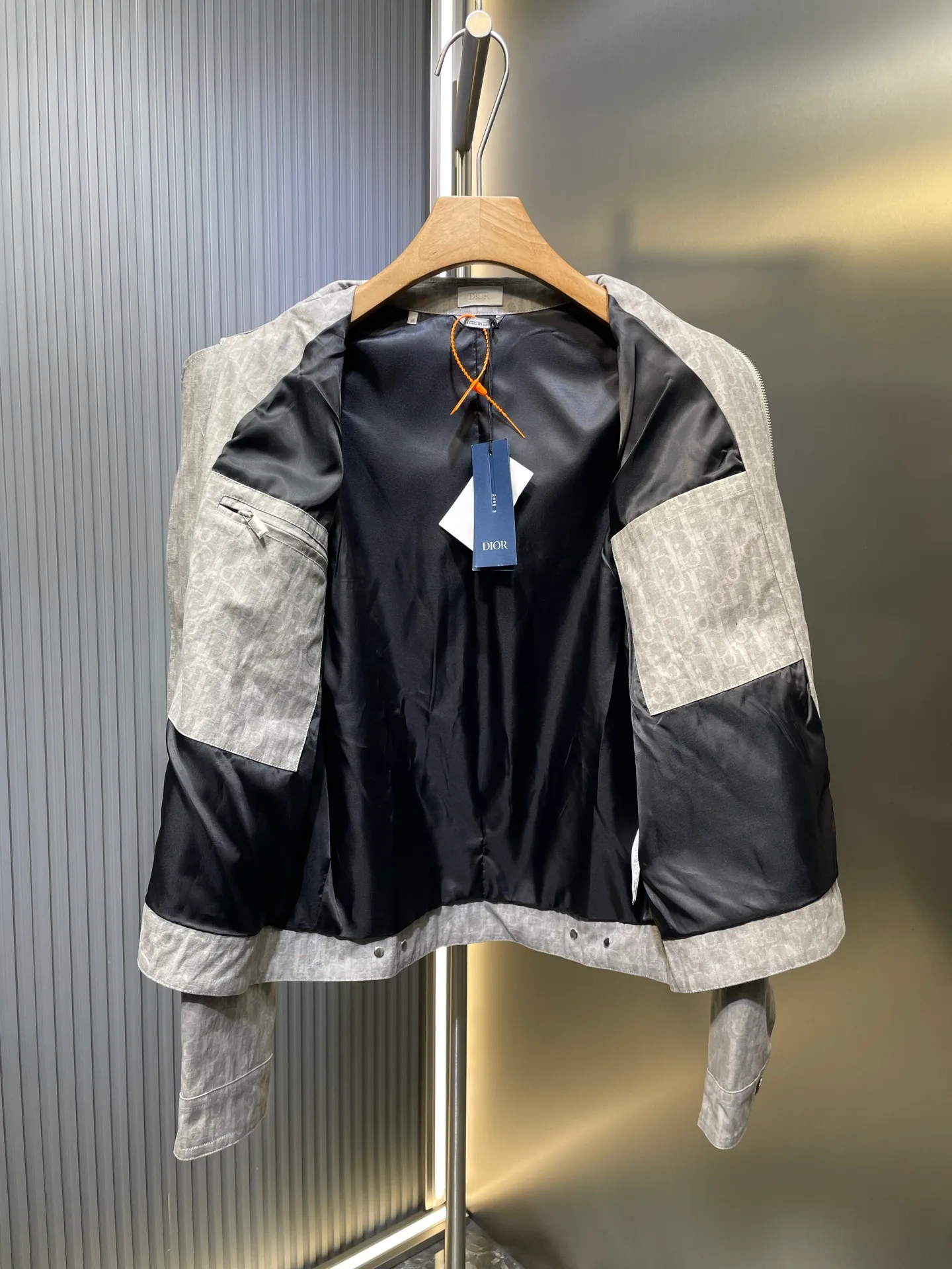 🅿️640 dior 🌟【Top replica】jacquard all-over printed zipper jacket Process description: The whole body is decorated with oblique printing, a new interpretation of dio's classic pattern. Crafted from gray and light blue cotton denim, it features patch pockets on the chest and dio logo buttons. Unique and simple design, novel and unique style, straight and delicate overall wiring, comfortable and soft fabrics, consistent color without color difference. It can be matched with the same style to create a fashionable look and control various occasions. Customized accessories, complete with three standards, same style for men and women! ⚠️Color: Silver ⚠️Size: 46485052