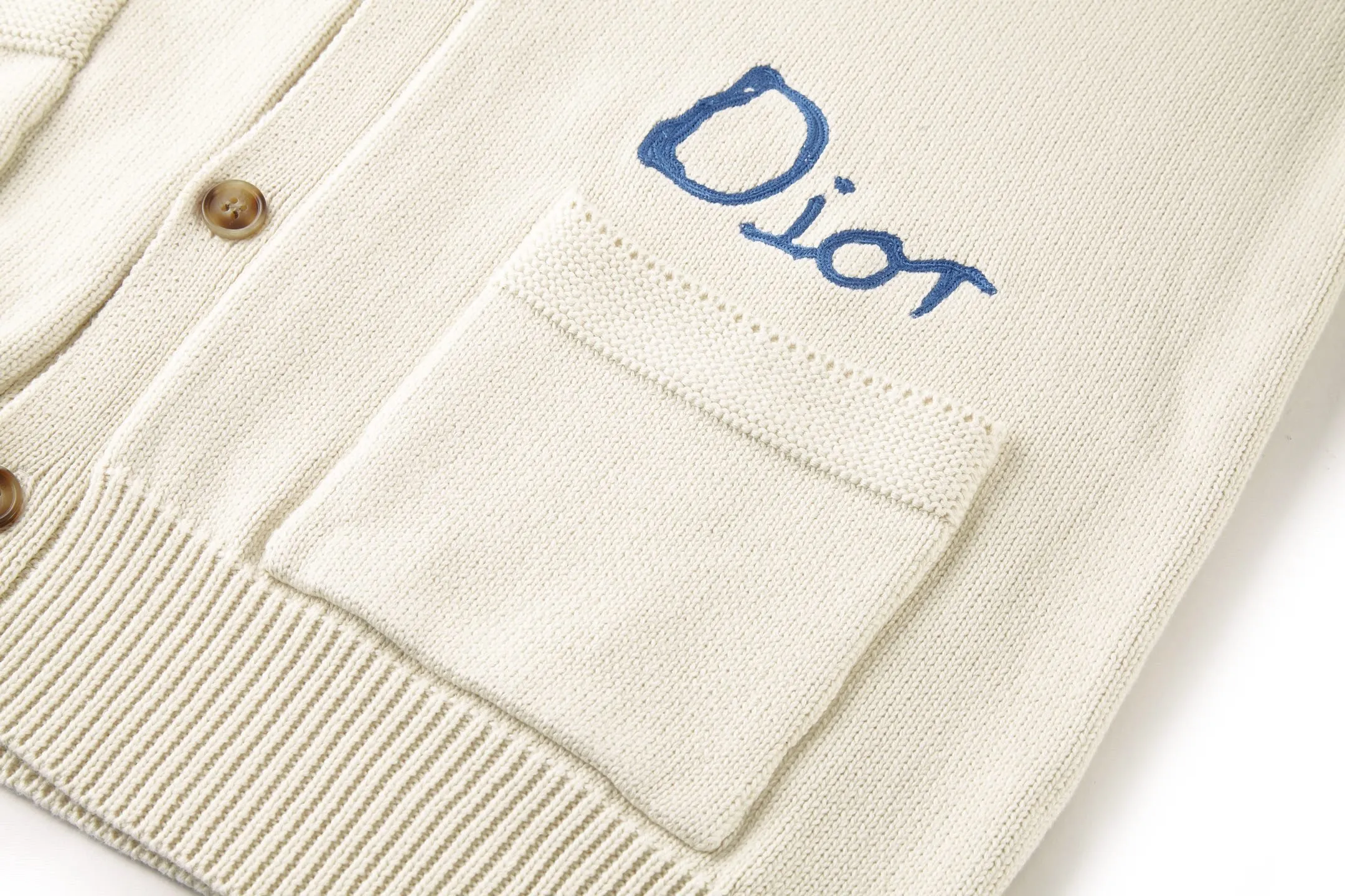 🅿️450 (1:1 original order quality) DIOR/Dior’s new embroidered cotton blend button cardigan sweater. Craftsmanship: The embroidery uses wool yarn high-density embroidery technology, and the front number has a joint series embroidered LOGO. The number of stitches is about 12,000.  Accessories: Buttons are made of natural horn buttons with the brand’s iconic [DIOR] LOGO on them.  This cardigan displays the Dior For My Real Friends logo from the DIOR AND HYLTON NEL collaboration. Crafted from white cotton-blend jersey with embroidery on the front and back, button fastening and ribbed trims. It can add style to any look. DIOR AND HYLTON NEL joint series Dior For My Real Friends logo embroidery horn button patch pocket engraved with Dior logo ribbed hem and cuffs for men and women Color: white apricot Size: S M L