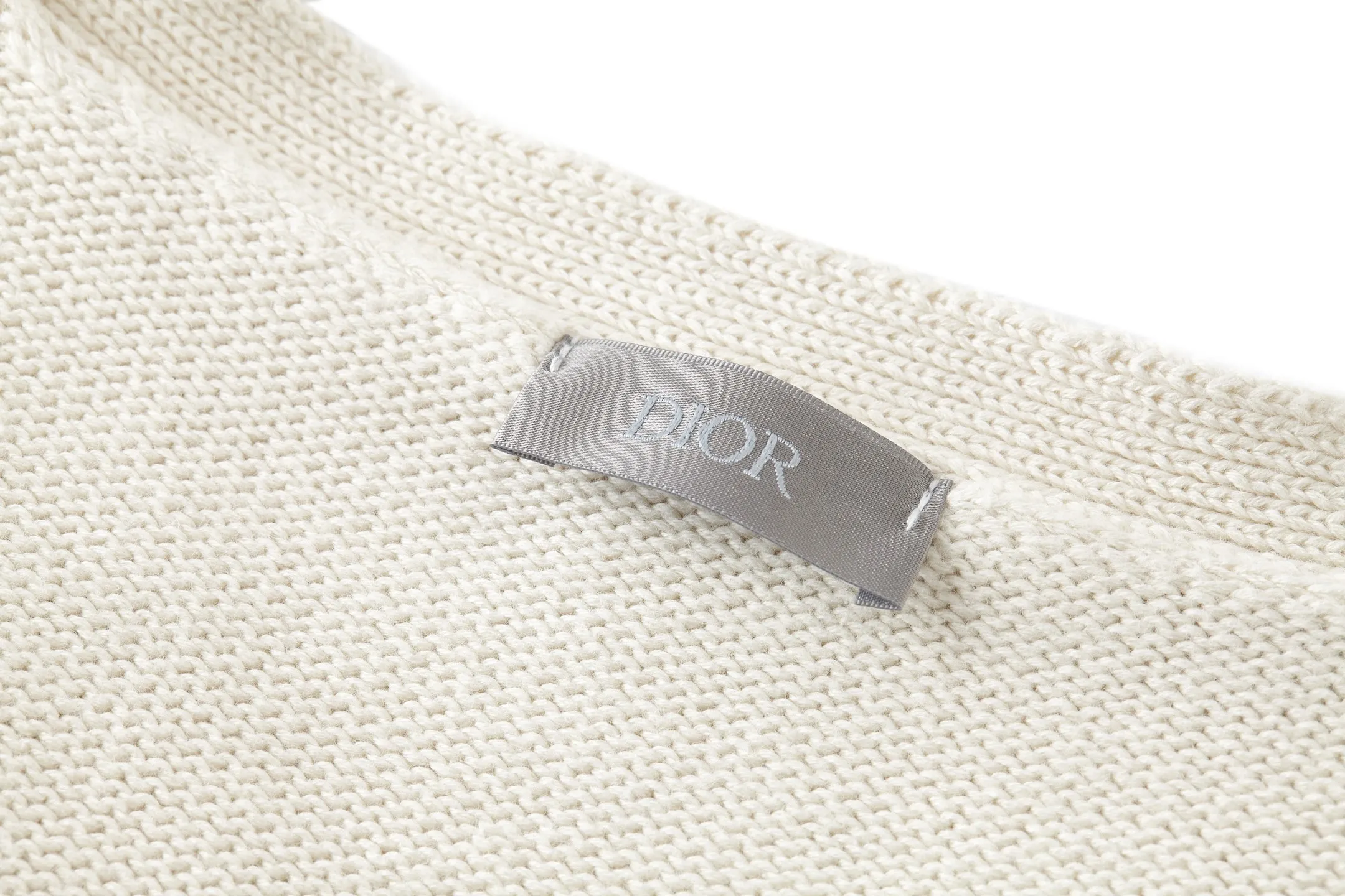 🅿️450 (1:1 original order quality) DIOR/Dior’s new embroidered cotton blend button cardigan sweater. Craftsmanship: The embroidery uses wool yarn high-density embroidery technology, and the front number has a joint series embroidered LOGO. The number of stitches is about 12,000.  Accessories: Buttons are made of natural horn buttons with the brand’s iconic [DIOR] LOGO on them.  This cardigan displays the Dior For My Real Friends logo from the DIOR AND HYLTON NEL collaboration. Crafted from white cotton-blend jersey with embroidery on the front and back, button fastening and ribbed trims. It can add style to any look. DIOR AND HYLTON NEL joint series Dior For My Real Friends logo embroidery horn button patch pocket engraved with Dior logo ribbed hem and cuffs for men and women Color: white apricot Size: S M L