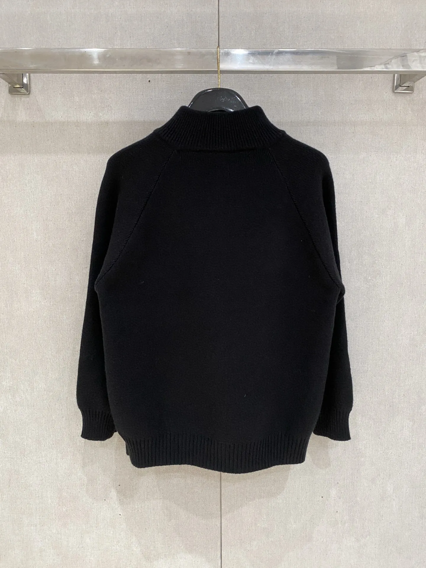 🅿️540 【DIOR】Autumn and winter classic cardigan sweater, in full condition! ! ! Wool blended fabric, the latest model in 2025, golden ratio! ! Slim-fitting soft gold, versatile and practical item, the combination and practicality are extremely powerful, simple and elegant, and classy! To create your own style, it is highly recommended to buy it in two colors. The standard slim fit tailoring process is suitable for both young and old men. It is knitted from wool and will not cause any discomfort! While keeping warm, it is stylish, textured and wearable, and the classic logo with contrasting colors on the chest feels in place! ! Recommended for regular customers! ! Size M-3XL (maximum wear: 190 pounds)