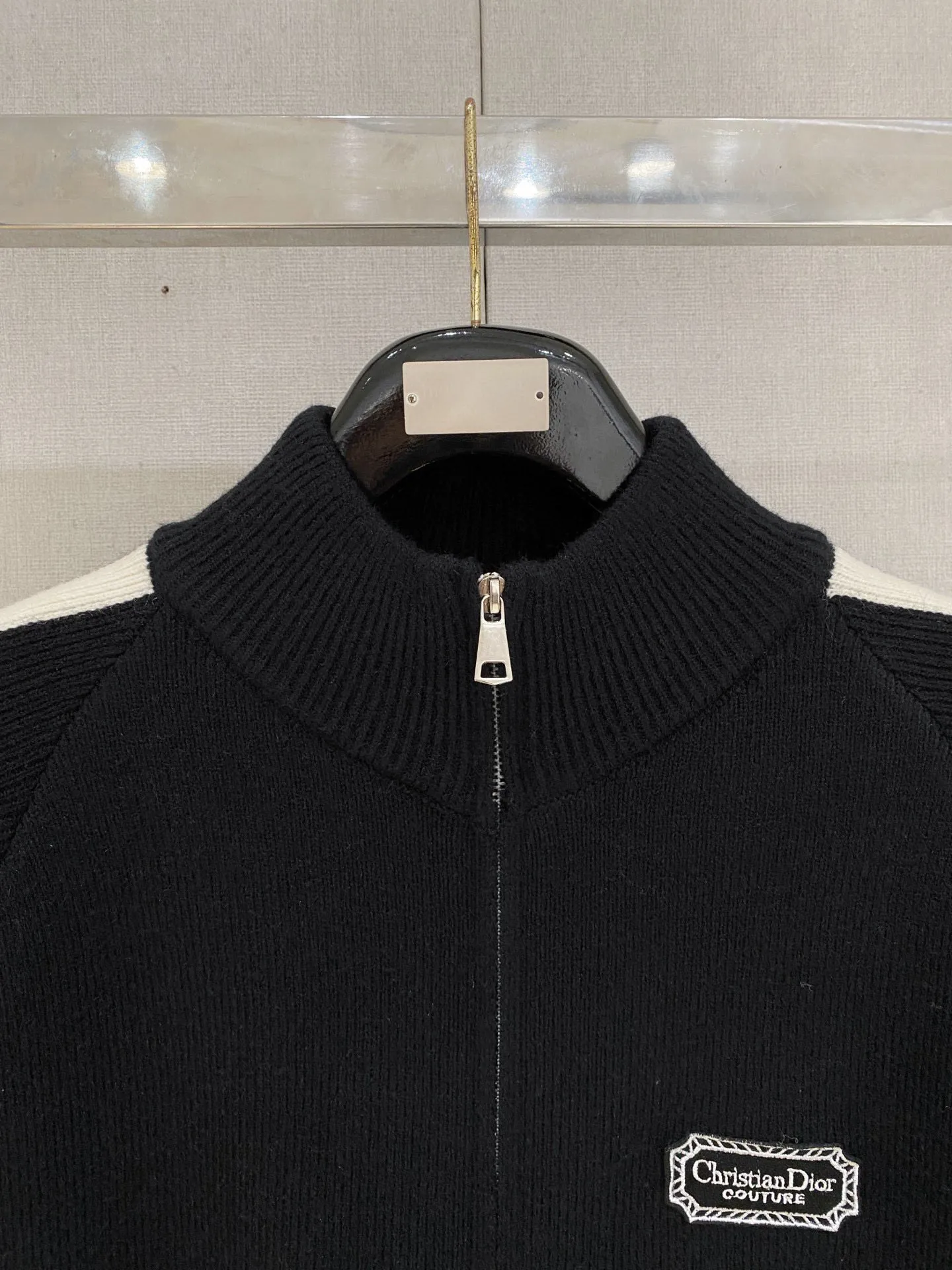 🅿️540 【DIOR】Autumn and winter classic cardigan sweater, in full condition! ! ! Wool blended fabric, the latest model in 2025, golden ratio! ! Slim-fitting soft gold, versatile and practical item, the combination and practicality are extremely powerful, simple and elegant, and classy! To create your own style, it is highly recommended to buy it in two colors. The standard slim fit tailoring process is suitable for both young and old men. It is knitted from wool and will not cause any discomfort! While keeping warm, it is stylish, textured and wearable, and the classic logo with contrasting colors on the chest feels in place! ! Recommended for regular customers! ! Size M-3XL (maximum wear: 190 pounds)