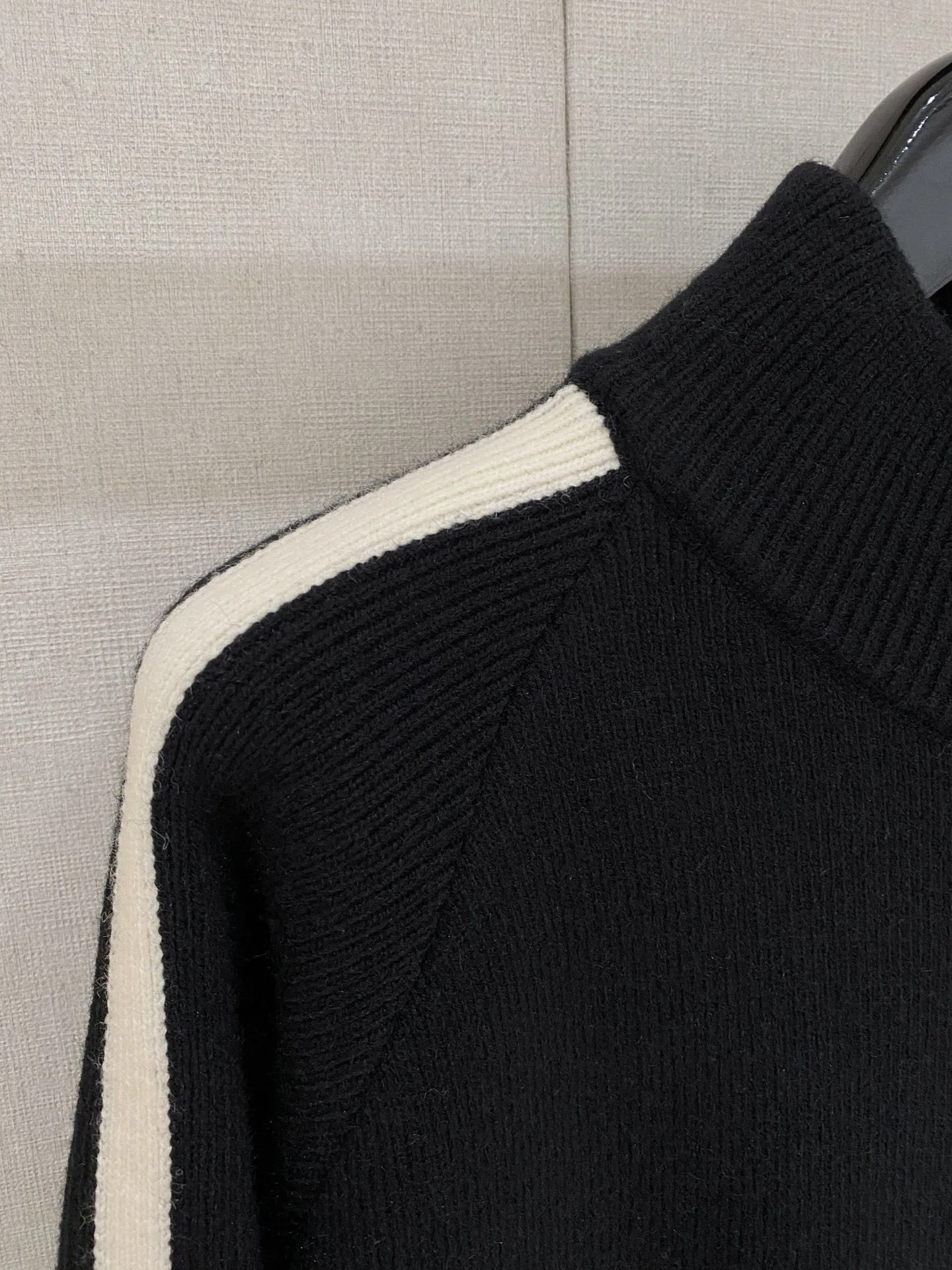 🅿️540 【DIOR】Autumn and winter classic cardigan sweater, in full condition! ! ! Wool blended fabric, the latest model in 2025, golden ratio! ! Slim-fitting soft gold, versatile and practical item, the combination and practicality are extremely powerful, simple and elegant, and classy! To create your own style, it is highly recommended to buy it in two colors. The standard slim fit tailoring process is suitable for both young and old men. It is knitted from wool and will not cause any discomfort! While keeping warm, it is stylish, textured and wearable, and the classic logo with contrasting colors on the chest feels in place! ! Recommended for regular customers! ! Size M-3XL (maximum wear: 190 pounds)