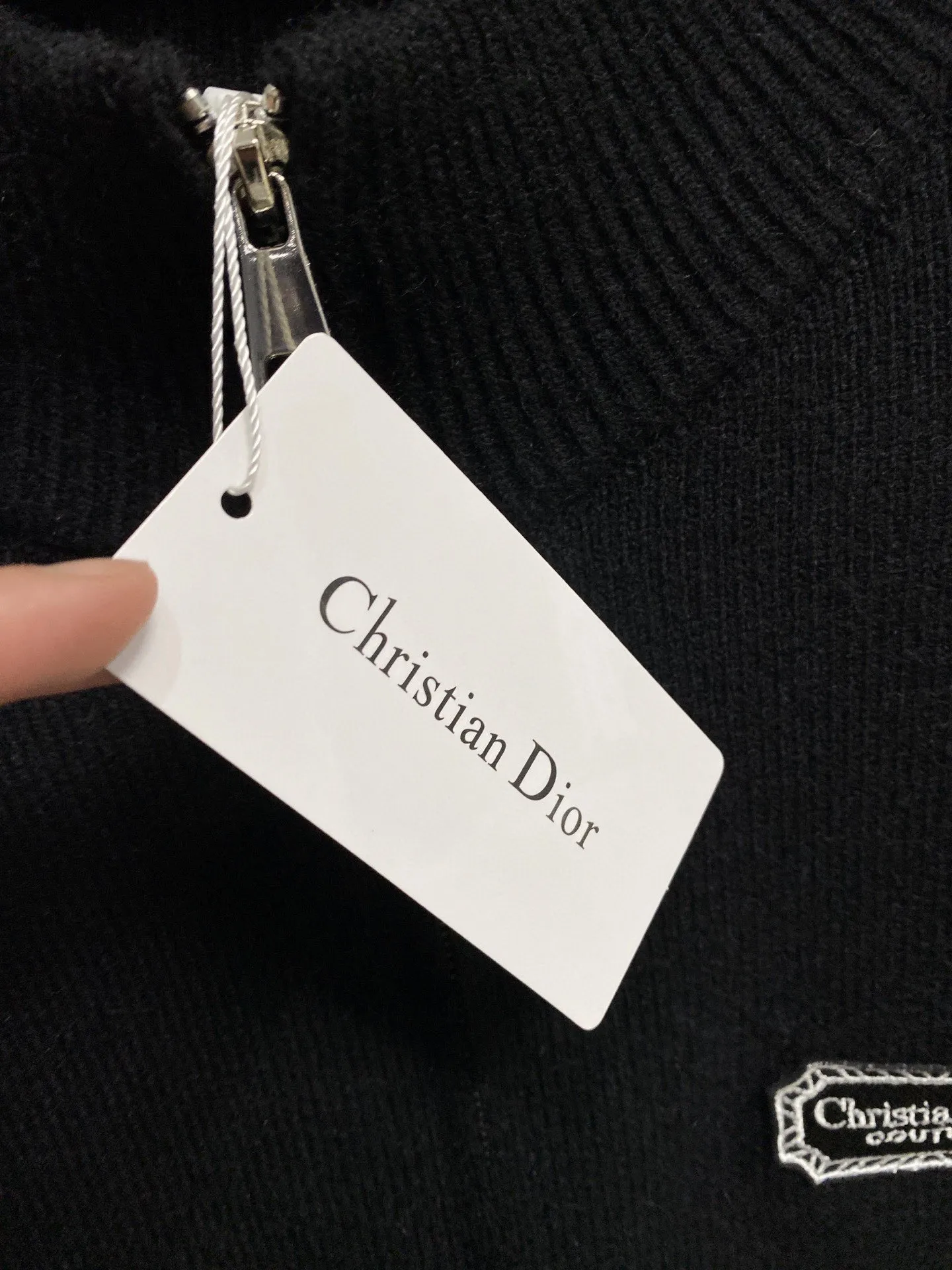 🅿️540 【DIOR】Autumn and winter classic cardigan sweater, in full condition! ! ! Wool blended fabric, the latest model in 2025, golden ratio! ! Slim-fitting soft gold, versatile and practical item, the combination and practicality are extremely powerful, simple and elegant, and classy! To create your own style, it is highly recommended to buy it in two colors. The standard slim fit tailoring process is suitable for both young and old men. It is knitted from wool and will not cause any discomfort! While keeping warm, it is stylish, textured and wearable, and the classic logo with contrasting colors on the chest feels in place! ! Recommended for regular customers! ! Size M-3XL (maximum wear: 190 pounds)