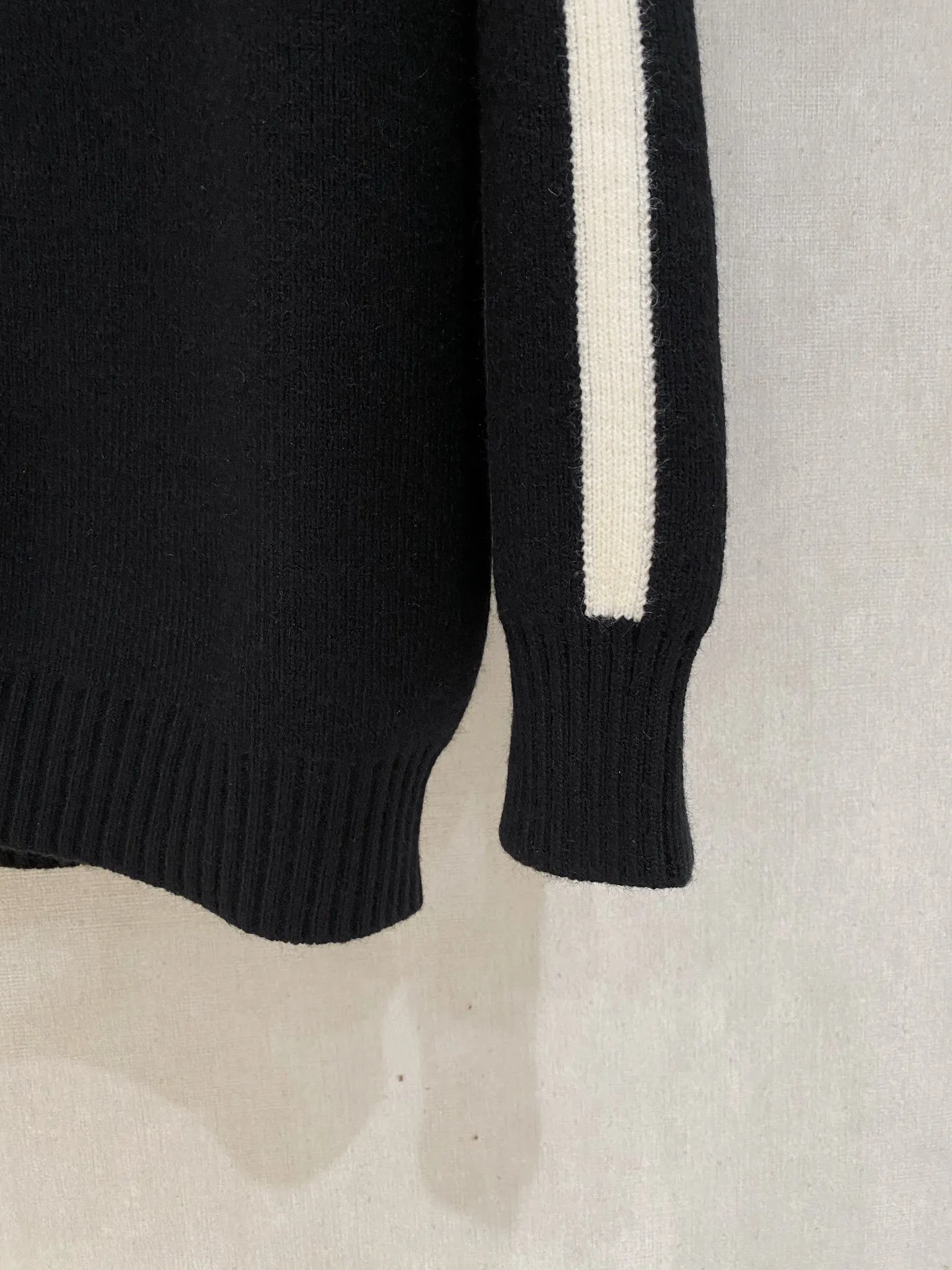 🅿️540 【DIOR】Autumn and winter classic cardigan sweater, in full condition! ! ! Wool blended fabric, the latest model in 2025, golden ratio! ! Slim-fitting soft gold, versatile and practical item, the combination and practicality are extremely powerful, simple and elegant, and classy! To create your own style, it is highly recommended to buy it in two colors. The standard slim fit tailoring process is suitable for both young and old men. It is knitted from wool and will not cause any discomfort! While keeping warm, it is stylish, textured and wearable, and the classic logo with contrasting colors on the chest feels in place! ! Recommended for regular customers! ! Size M-3XL (maximum wear: 190 pounds)