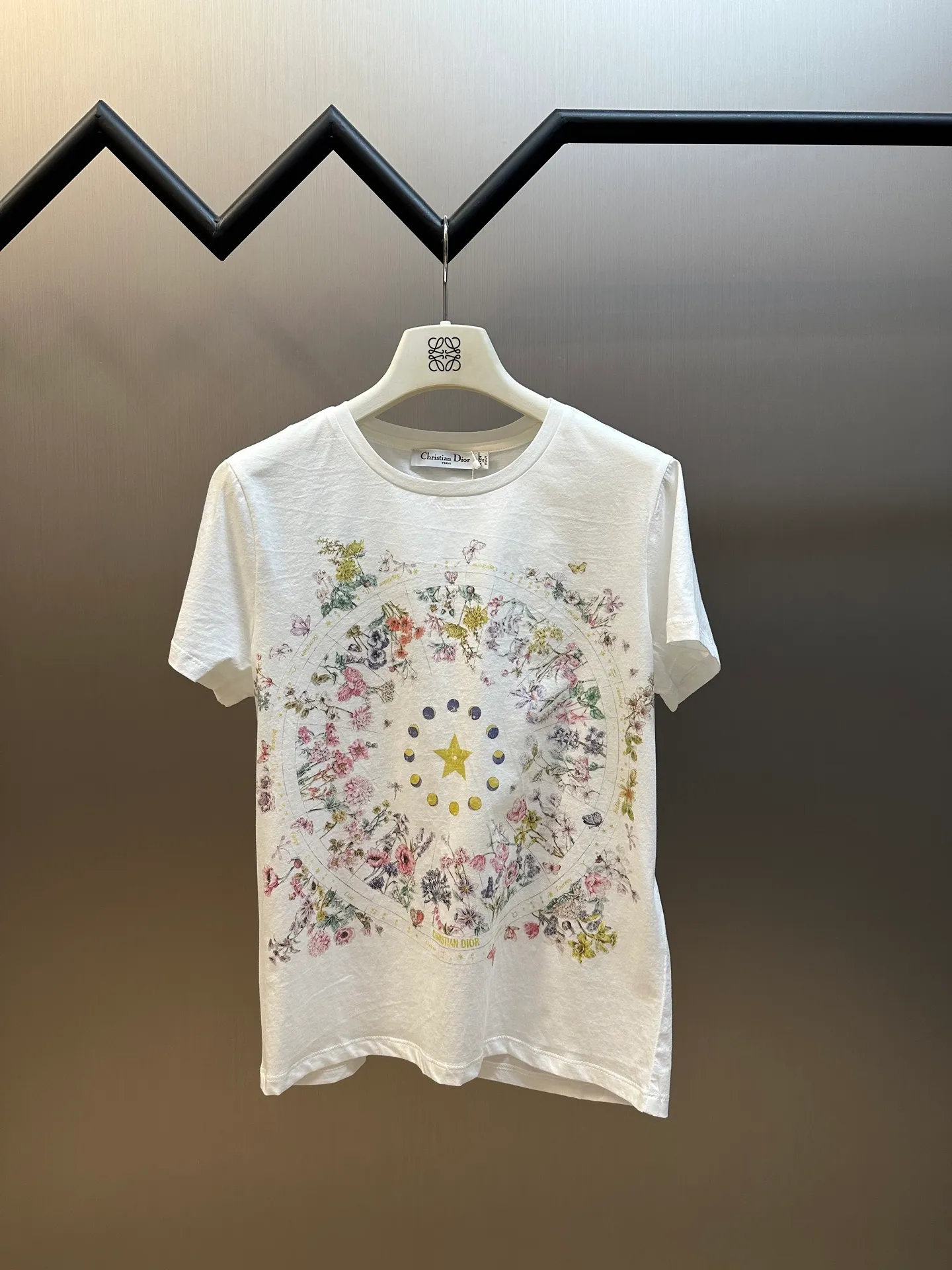 🅿️290 Dior Constellation Flower Print Short Sleeve This T-shirt is decorated with multi-color Dior Astral Flowers pattern, using seasonal flowers to interpret the 12 constellation patterns, telling a unique story. Crafted from white cotton jersey in a regular fit and round neck. Pair with other Dior Astral Flowers pattern pieces for a sophisticated look.  size：s m l