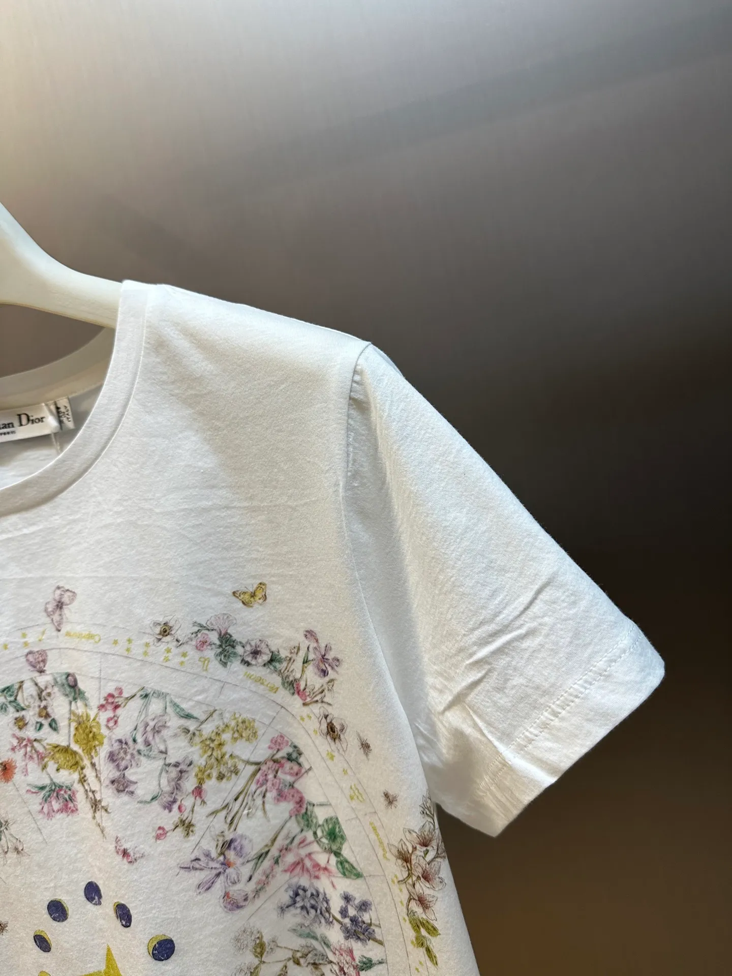 🅿️290 Dior Constellation Flower Print Short Sleeve This T-shirt is decorated with multi-color Dior Astral Flowers pattern, using seasonal flowers to interpret the 12 constellation patterns, telling a unique story. Crafted from white cotton jersey in a regular fit and round neck. Pair with other Dior Astral Flowers pattern pieces for a sophisticated look.  size：s m l