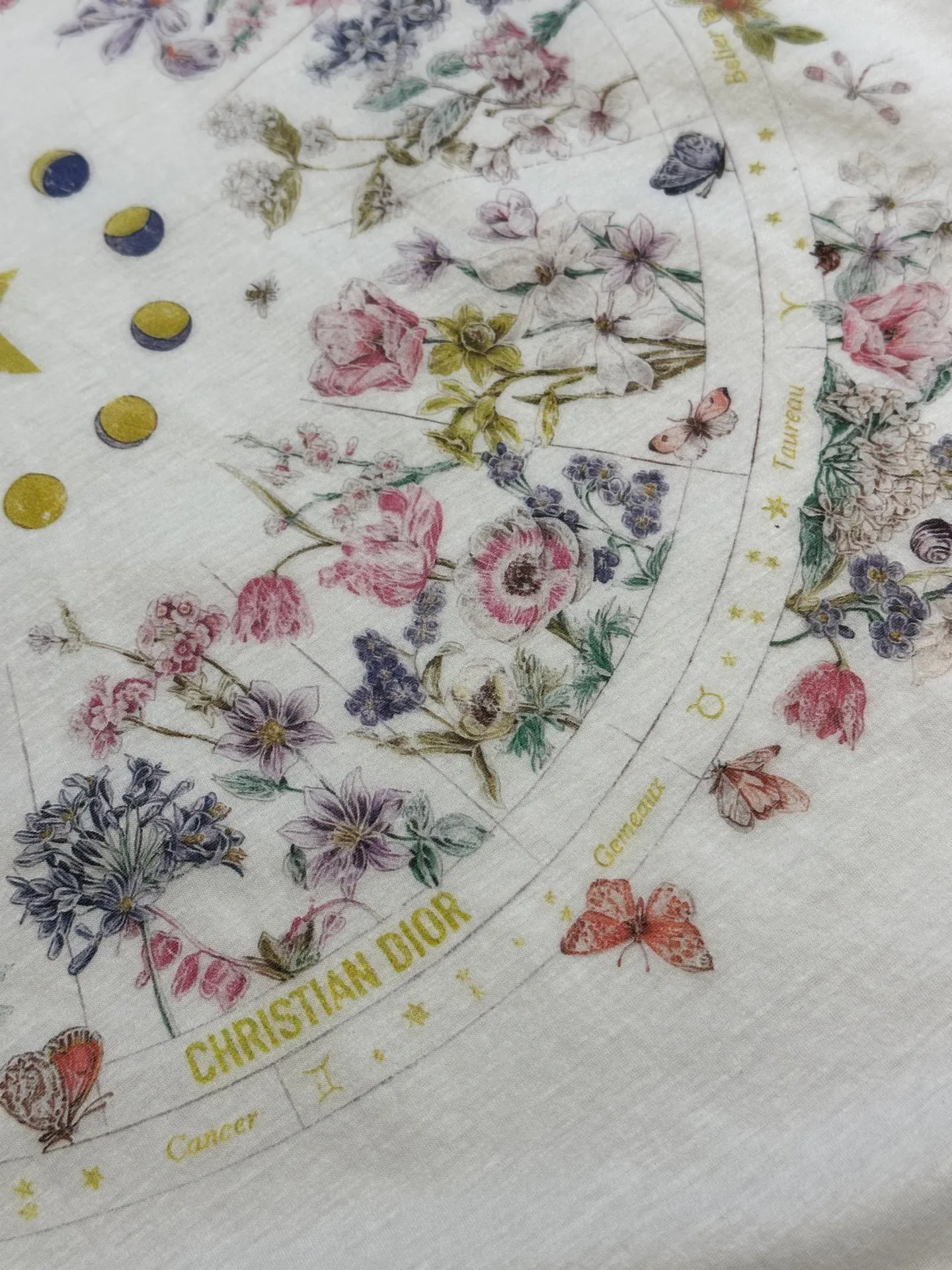 🅿️290 Dior Constellation Flower Print Short Sleeve This T-shirt is decorated with multi-color Dior Astral Flowers pattern, using seasonal flowers to interpret the 12 constellation patterns, telling a unique story. Crafted from white cotton jersey in a regular fit and round neck. Pair with other Dior Astral Flowers pattern pieces for a sophisticated look.  size：s m l