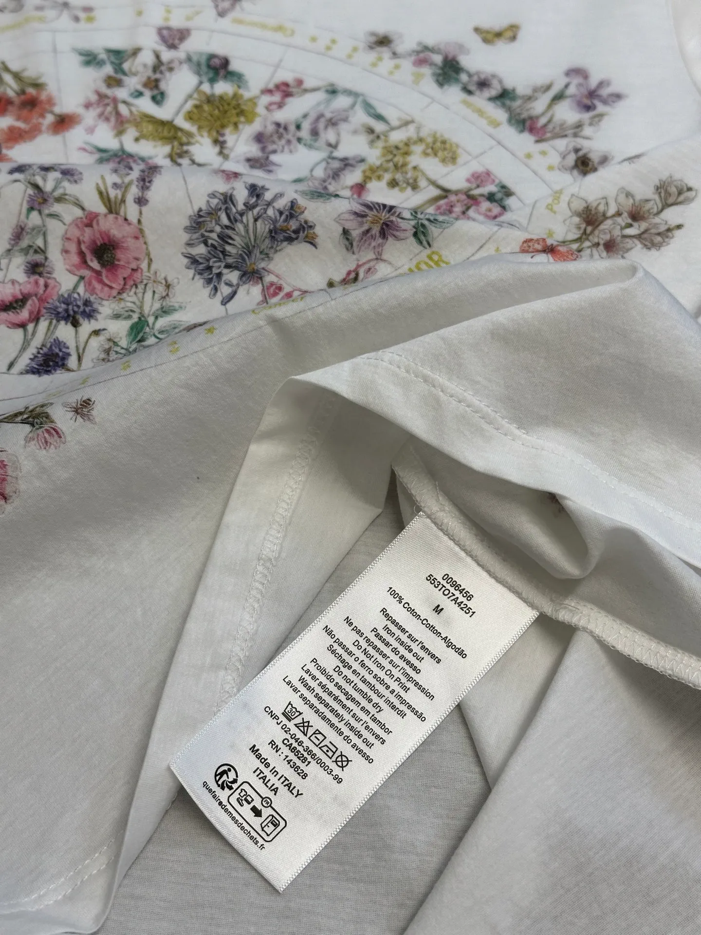 🅿️290 Dior Constellation Flower Print Short Sleeve This T-shirt is decorated with multi-color Dior Astral Flowers pattern, using seasonal flowers to interpret the 12 constellation patterns, telling a unique story. Crafted from white cotton jersey in a regular fit and round neck. Pair with other Dior Astral Flowers pattern pieces for a sophisticated look.  size：s m l