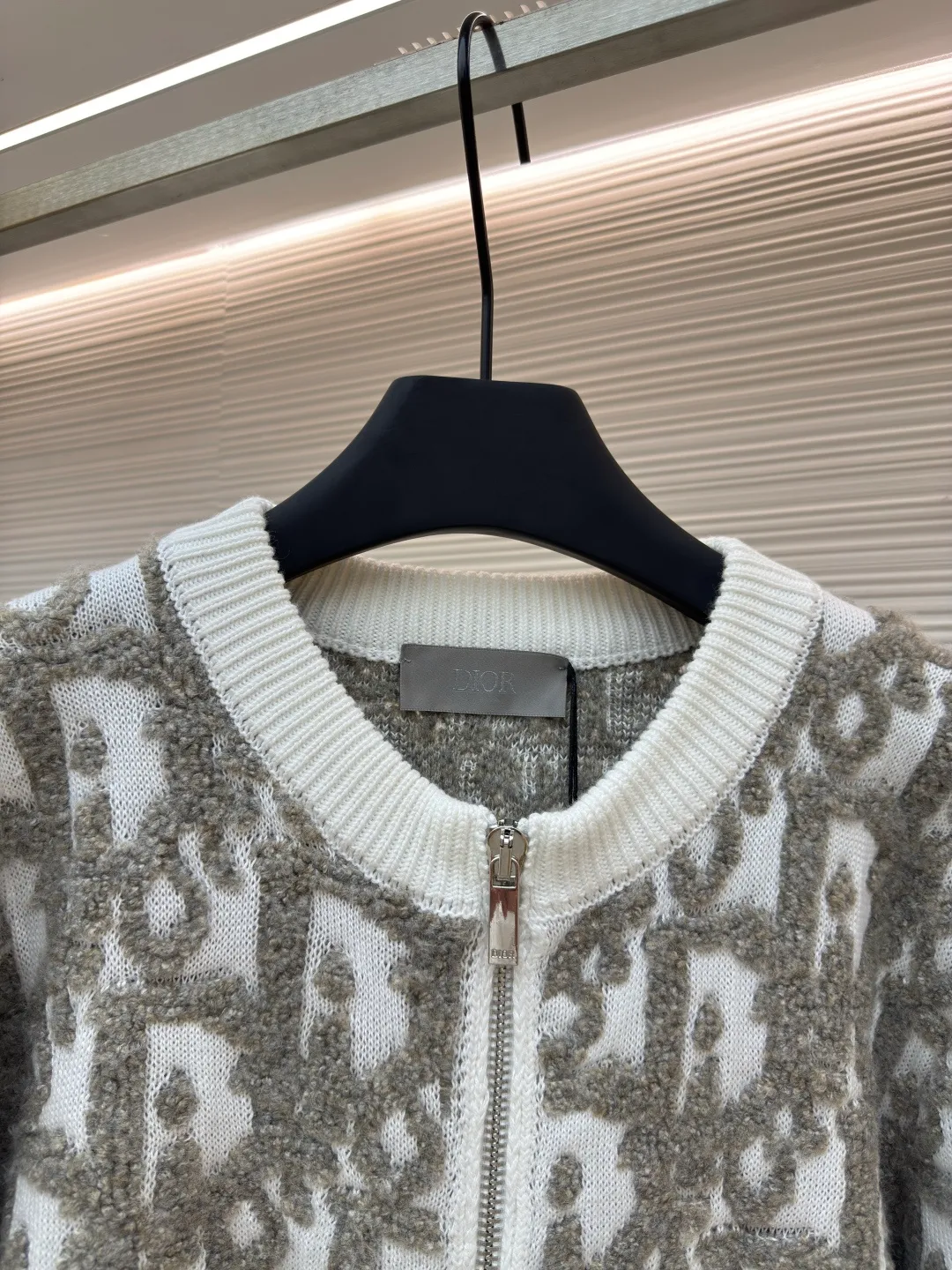Dior Oblique jacquard sweater jacket ●Original version: Purchased and developed for 20,000 ●Item number: 1680779-B65 ●Fabric: wool blended fabric ●Technology: jacquard production ●Version: Fitted version ●Weight: about 840 grams ●Size: S-M-L-XL ●Description: Custom-woven cotton mutton blend, excellent texture, comfortable and close to the skin, with the intertwined color charm of rice and coffee as the core, like a delicate impressionist painting Encounter the Dior Oblique pattern covering the body of the garment. It is delicately intertwined and dazzling. It comes from the profound cultural heritage of the Dior brand. The two-way zipper opening and closing demonstrates the smart style, weaving the poetry and warmth of autumn and winter, accompanying you to encounter every elegance. It is made of jacquard tissue imported from Germany. The arrangement and interweaving of yarns are precisely controlled. The Dior Oblique jacquard art pattern inlay is carefully interwoven on the loom to make the fabric more vivid and three-dimensional. Using towel embroidery technology, a traditional hand-made embroidery technology, embroidery is carried out by stitching by changing the hooking action of a special machine head, and the coils are interlocked one by one, thus bringing about a towel-like texture and effect, a curved thread structure. By changing the stitching method and the arrangement of yarns during the knitting process, the yarns show a curved distribution in the fabric, and the garment washing water is softened and deodorized. The clothes are deeply cleaned and deodorized through professional washing equipment and specific detergents. Improves the feel and appearance of clothing. The overall wiring is straight and delicate, the fabric is comfortable and soft, and the color is consistent without color difference. It can be matched with the same style to create a fashionable look and control various occasions. Customized accessories, complete with three standards, same style for men and women!