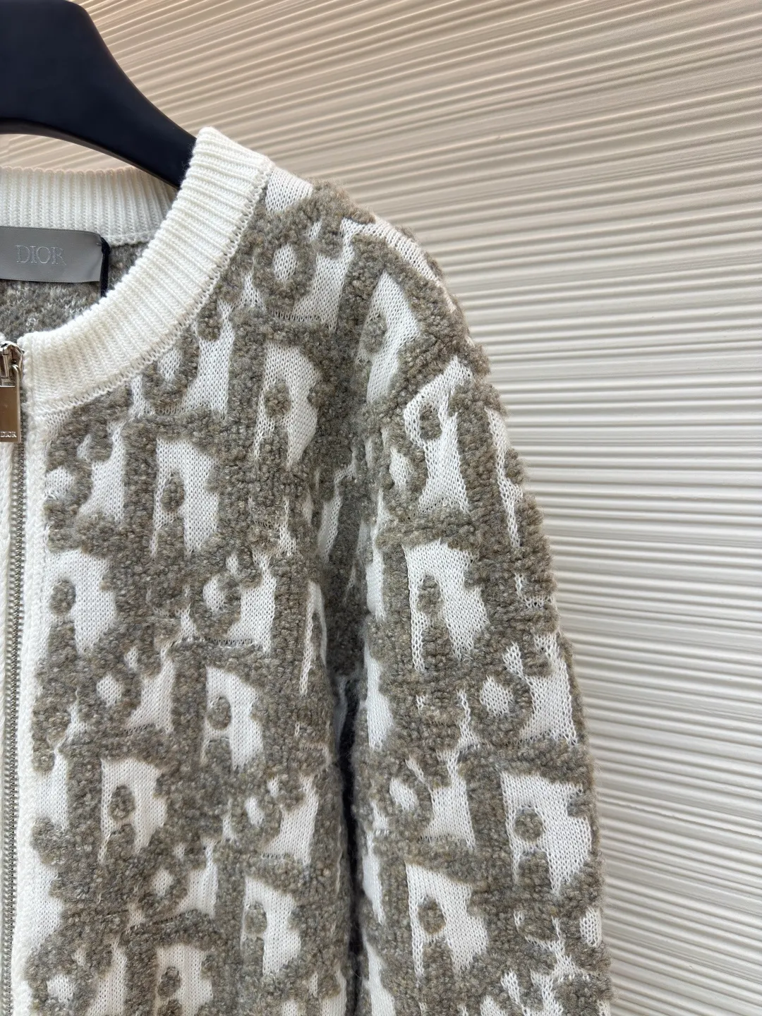 Dior Oblique jacquard sweater jacket ●Original version: Purchased and developed for 20,000 ●Item number: 1680779-B65 ●Fabric: wool blended fabric ●Technology: jacquard production ●Version: Fitted version ●Weight: about 840 grams ●Size: S-M-L-XL ●Description: Custom-woven cotton mutton blend, excellent texture, comfortable and close to the skin, with the intertwined color charm of rice and coffee as the core, like a delicate impressionist painting Encounter the Dior Oblique pattern covering the body of the garment. It is delicately intertwined and dazzling. It comes from the profound cultural heritage of the Dior brand. The two-way zipper opening and closing demonstrates the smart style, weaving the poetry and warmth of autumn and winter, accompanying you to encounter every elegance. It is made of jacquard tissue imported from Germany. The arrangement and interweaving of yarns are precisely controlled. The Dior Oblique jacquard art pattern inlay is carefully interwoven on the loom to make the fabric more vivid and three-dimensional. Using towel embroidery technology, a traditional hand-made embroidery technology, embroidery is carried out by stitching by changing the hooking action of a special machine head, and the coils are interlocked one by one, thus bringing about a towel-like texture and effect, a curved thread structure. By changing the stitching method and the arrangement of yarns during the knitting process, the yarns show a curved distribution in the fabric, and the garment washing water is softened and deodorized. The clothes are deeply cleaned and deodorized through professional washing equipment and specific detergents. Improves the feel and appearance of clothing. The overall wiring is straight and delicate, the fabric is comfortable and soft, and the color is consistent without color difference. It can be matched with the same style to create a fashionable look and control various occasions. Customized accessories, complete with three standards, same style for men and women!