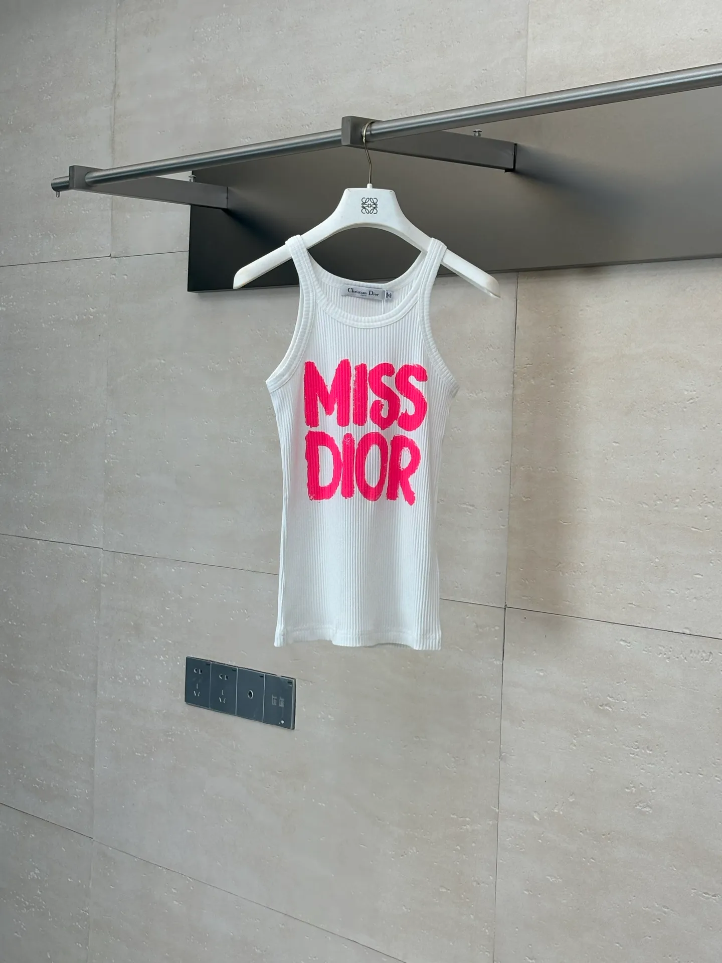 🅿️220 Dio*/Dior classic letter camisole. Imported pure cotton fabric, breathable and comfortable. The front panel is decorated with bright pink Miss Dio* Graffiti pattern, paying tribute to the ready-to-wear series launched in 1967. Simple yet elegant, the light material outlines the graceful figure. A must-have item in the wardrobe, showing high-end fashion. Size: S/M/L