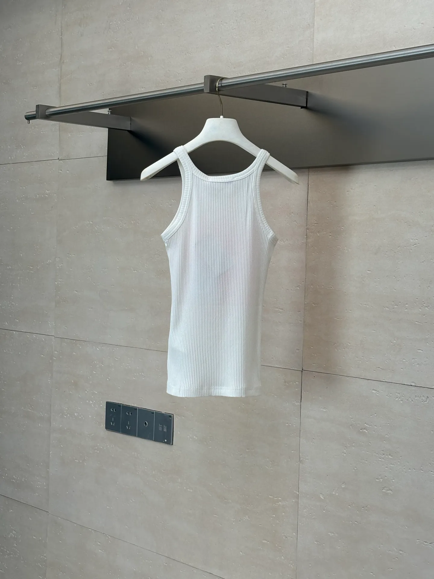 🅿️220 Dio*/Dior classic letter camisole. Imported pure cotton fabric, breathable and comfortable. The front panel is decorated with bright pink Miss Dio* Graffiti pattern, paying tribute to the ready-to-wear series launched in 1967. Simple yet elegant, the light material outlines the graceful figure. A must-have item in the wardrobe, showing high-end fashion. Size: S/M/L