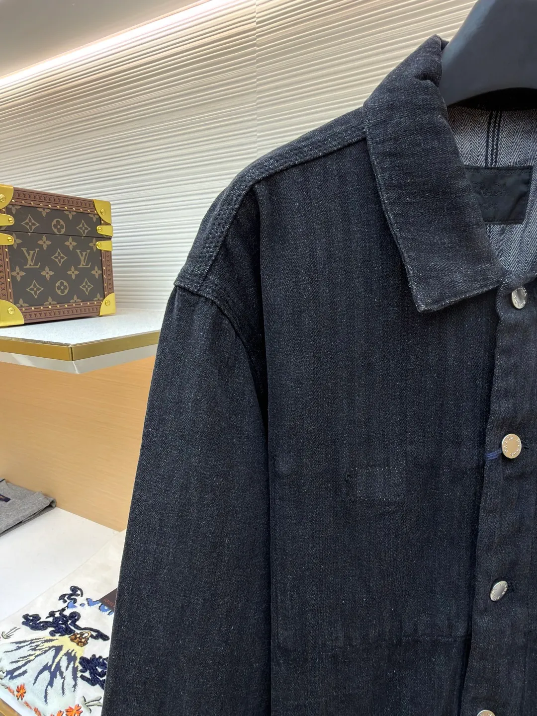 Prada triangle logo denim jacket ●Original version: Purchased and developed for 14700 ●Item number: 1681457-B40 ●Fabric: Denim denim ●Technology: Washed production ●Color: black ●Version: Fitted version ●Weight: about 775 grams ●Size: S-M-L-XL ●Description: Customized obsidian washed denim denim with velvet feel, high texture, tight and delicate, pure black, as deep as night Mysterious and full of endless charm, the iconic triangle logo on the chest is like the finishing touch, low-key but highly recognizable. The unique herringbone texture gives the jacket a retro charm and three-dimensional layering, adding a calm and restrained temperament. It shows elegance and uses imported special machine infrared to locate the "Prada triangle logo". The position is more accurate. It is firm and strong, and the body is cut three-dimensionally. Return to traditional craftsmanship through segmentation, folding, shrinking and stretching techniques. The so-called slow work produces fine work, which is respect for the material. The pursuit of feel is complicated and tedious in workmanship, slow in aging, high in losses, and the template machine opens the bag. The preset template guides the position, shape and size of the bag opening. The accuracy ensures the quality of the bag opening effect, and the washing water is retro and old. Use a special solution to remove stains and slight fading. Use strong washing methods to fade the color to make it more uniform. Complex workmanship and high loss. The overall wiring is straight and delicate, the fabric is comfortable and soft, and the color is consistent without color difference. It can be matched with the same style to create a fashionable look and control various occasions. Customized accessories, complete with three standards, same style for men and women!