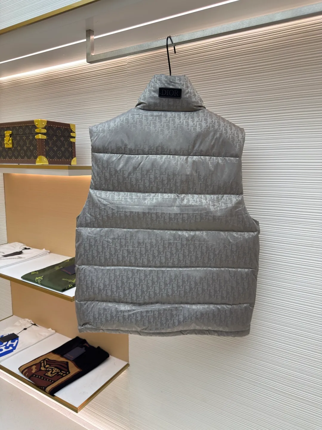 Dior oblique dark pattern old flower stand collar vest ●Original version: purchased and developed by 18139 ●Item number: 1680758-B90 ●Fabric: down fabric ●Technology: full-width jacquard production ●Version: fitted version ●Weight: about 750 grams ●Size: 46-48-50-52-54-56 ●Description: This is a down with ultra-complex craftsmanship. The customization cycle of the fabric is as long as 50 days. Based on the original fabric, laser jacquard makes the whole piece concave and convex, with a stronger three-dimensional effect and a more obvious 3D effect. ✨This fabric has a good hand feel, and the dark pattern presbyopia on it is very low-key. The fabric shows a dark luster and is extremely waterproof! The real texture is more perfect, custom-woven high-density satin nylon material and dark jacquard weave, simple and refreshing, thick and fluffy, super three-proof fabric, waterproof, stain-proof and dust-proof! ✨ Full-width jacquard LOGO, ultra-high-end luxury and style. The handsomeness and eye-catching index of the upper body are absolutely NO. 1. Fully custom-woven jacquard LOGO technology fabric, high-density polyester fiber. It is a new type of heat-insulating and light-weight fabric. It has a light texture, delicate and soft warmth and breathability. Especially the LOGO jacquard produces different light and dark interweaving under different lights! The overall wiring is straight and delicate, the fabric is comfortable and soft, and the color is consistent without color difference. It can be matched with the same style to create a fashionable look and control various occasions. Customized accessories, complete with three standards, same style for men and women!