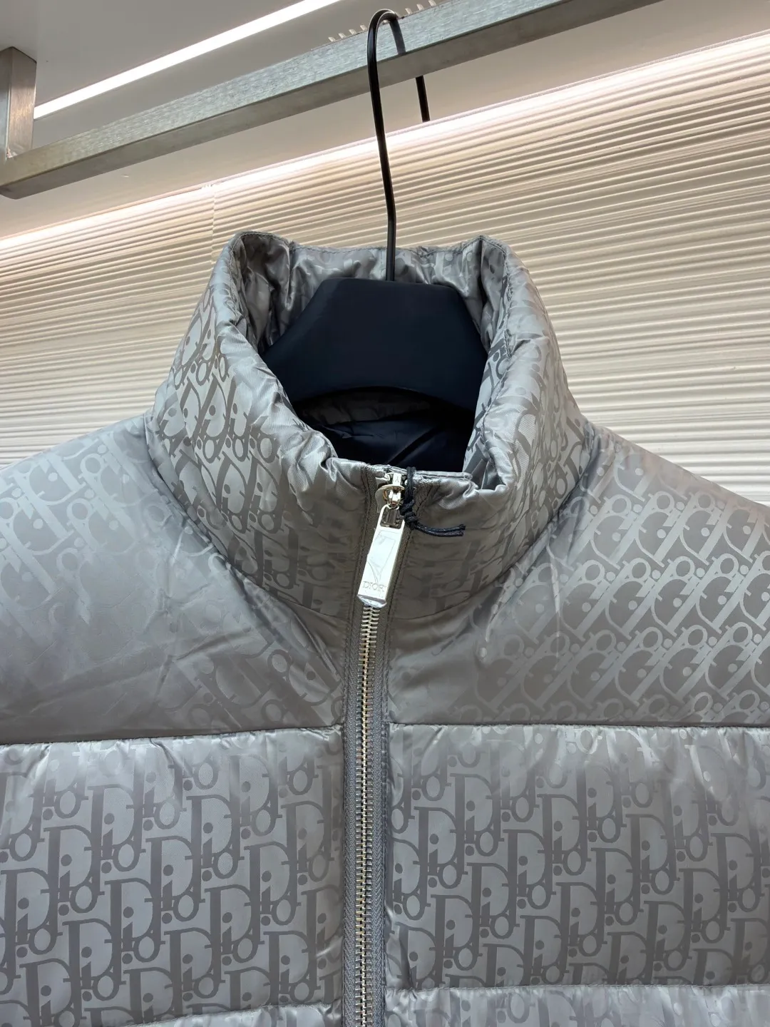 Dior oblique dark pattern old flower stand collar vest ●Original version: purchased and developed by 18139 ●Item number: 1680758-B90 ●Fabric: down fabric ●Technology: full-width jacquard production ●Version: fitted version ●Weight: about 750 grams ●Size: 46-48-50-52-54-56 ●Description: This is a down with ultra-complex craftsmanship. The customization cycle of the fabric is as long as 50 days. Based on the original fabric, laser jacquard makes the whole piece concave and convex, with a stronger three-dimensional effect and a more obvious 3D effect. ✨This fabric has a good hand feel, and the dark pattern presbyopia on it is very low-key. The fabric shows a dark luster and is extremely waterproof! The real texture is more perfect, custom-woven high-density satin nylon material and dark jacquard weave, simple and refreshing, thick and fluffy, super three-proof fabric, waterproof, stain-proof and dust-proof! ✨ Full-width jacquard LOGO, ultra-high-end luxury and style. The handsomeness and eye-catching index of the upper body are absolutely NO. 1. Fully custom-woven jacquard LOGO technology fabric, high-density polyester fiber. It is a new type of heat-insulating and light-weight fabric. It has a light texture, delicate and soft warmth and breathability. Especially the LOGO jacquard produces different light and dark interweaving under different lights! The overall wiring is straight and delicate, the fabric is comfortable and soft, and the color is consistent without color difference. It can be matched with the same style to create a fashionable look and control various occasions. Customized accessories, complete with three standards, same style for men and women!