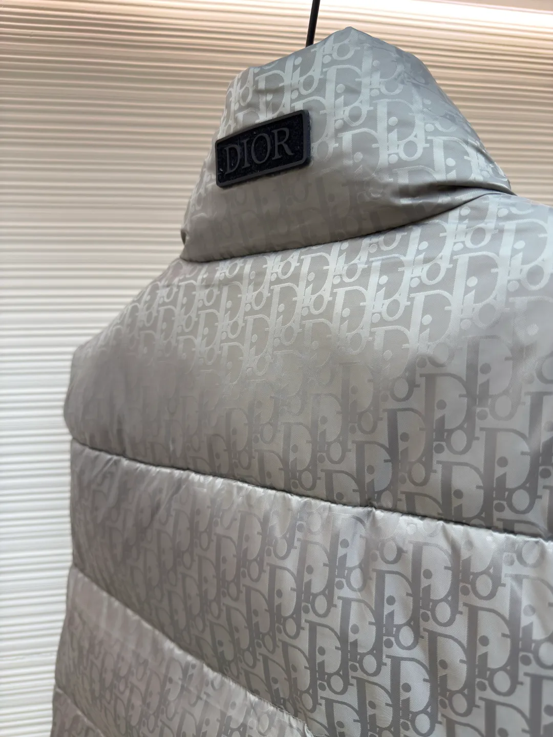 Dior oblique dark pattern old flower stand collar vest ●Original version: purchased and developed by 18139 ●Item number: 1680758-B90 ●Fabric: down fabric ●Technology: full-width jacquard production ●Version: fitted version ●Weight: about 750 grams ●Size: 46-48-50-52-54-56 ●Description: This is a down with ultra-complex craftsmanship. The customization cycle of the fabric is as long as 50 days. Based on the original fabric, laser jacquard makes the whole piece concave and convex, with a stronger three-dimensional effect and a more obvious 3D effect. ✨This fabric has a good hand feel, and the dark pattern presbyopia on it is very low-key. The fabric shows a dark luster and is extremely waterproof! The real texture is more perfect, custom-woven high-density satin nylon material and dark jacquard weave, simple and refreshing, thick and fluffy, super three-proof fabric, waterproof, stain-proof and dust-proof! ✨ Full-width jacquard LOGO, ultra-high-end luxury and style. The handsomeness and eye-catching index of the upper body are absolutely NO. 1. Fully custom-woven jacquard LOGO technology fabric, high-density polyester fiber. It is a new type of heat-insulating and light-weight fabric. It has a light texture, delicate and soft warmth and breathability. Especially the LOGO jacquard produces different light and dark interweaving under different lights! The overall wiring is straight and delicate, the fabric is comfortable and soft, and the color is consistent without color difference. It can be matched with the same style to create a fashionable look and control various occasions. Customized accessories, complete with three standards, same style for men and women!