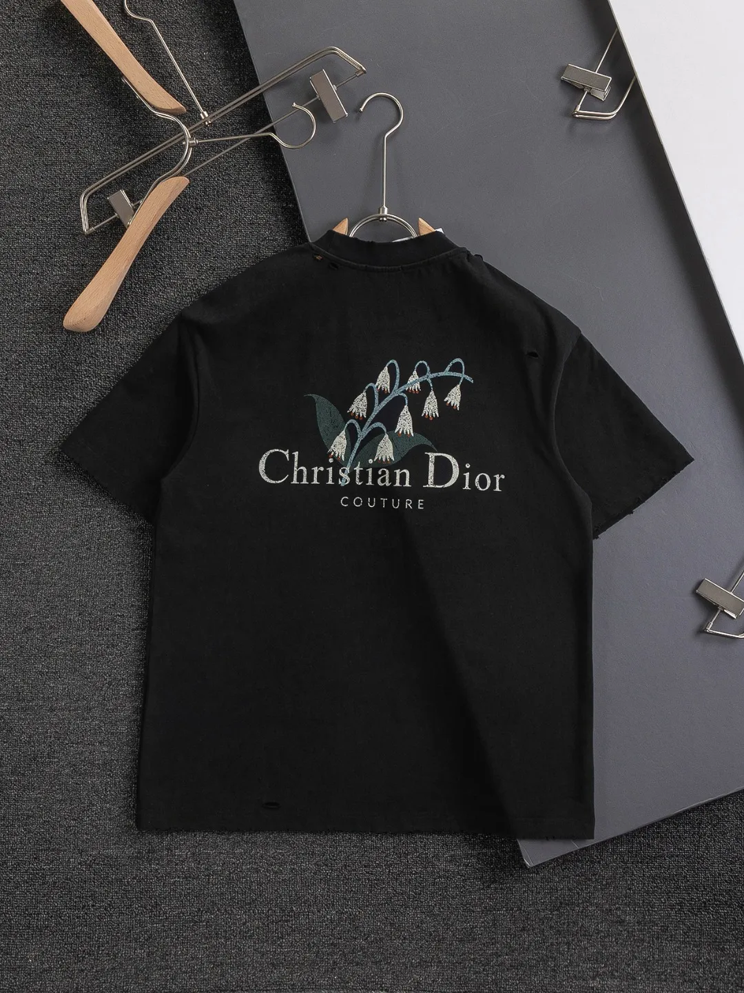 🅿️220 Christian Dior Dior Dior CD micro-wide version S-XL CD 25SS New product counter best-selling model Simple letter printing on the chest Back panel CD Dior lily of the valley hole short-sleeved T-shirt Printed logo pattern As the leader in the luxury world, the D family is well-deserved. The first thing that catches the eye is the loose and comfortable black and white solid color version of the piece we are going to talk about today. The ribbed round collar has become the best modification of its version, and the D family has the upper body LOGO listed on the front, and the unique embroidery design of the letter logo patch highlights the texture! The most traditional modification method combined with the simplest color scale contrast forms the strongest and direct contrast, and this is often the most concise and clear minimalist modification method~~A nostalgic classic atmosphere also spreads in this work inadvertently! ! Featuring a distinctive 47 logo patch embroidery on the front, a unique tribute to Dior's historic year! Coupled with the blessing of 320 grams of cotton material, both the upper body comfort and the existence are unparalleled. It can be said to be a must-have companion in summer. The excellent breathability and comfortable wearing feeling are unparalleled~ Recommended! ! Color: Black White Size: S-XL Size chart: S: Shoulder width 55-Bust 56-Length 71.5 M: Shoulder width 56.5-Bust 58-Length 73 L: Shoulder width 58-Bust 60-Length 74.5 XL: Shoulder width 59.5-Bust 62-Length 76