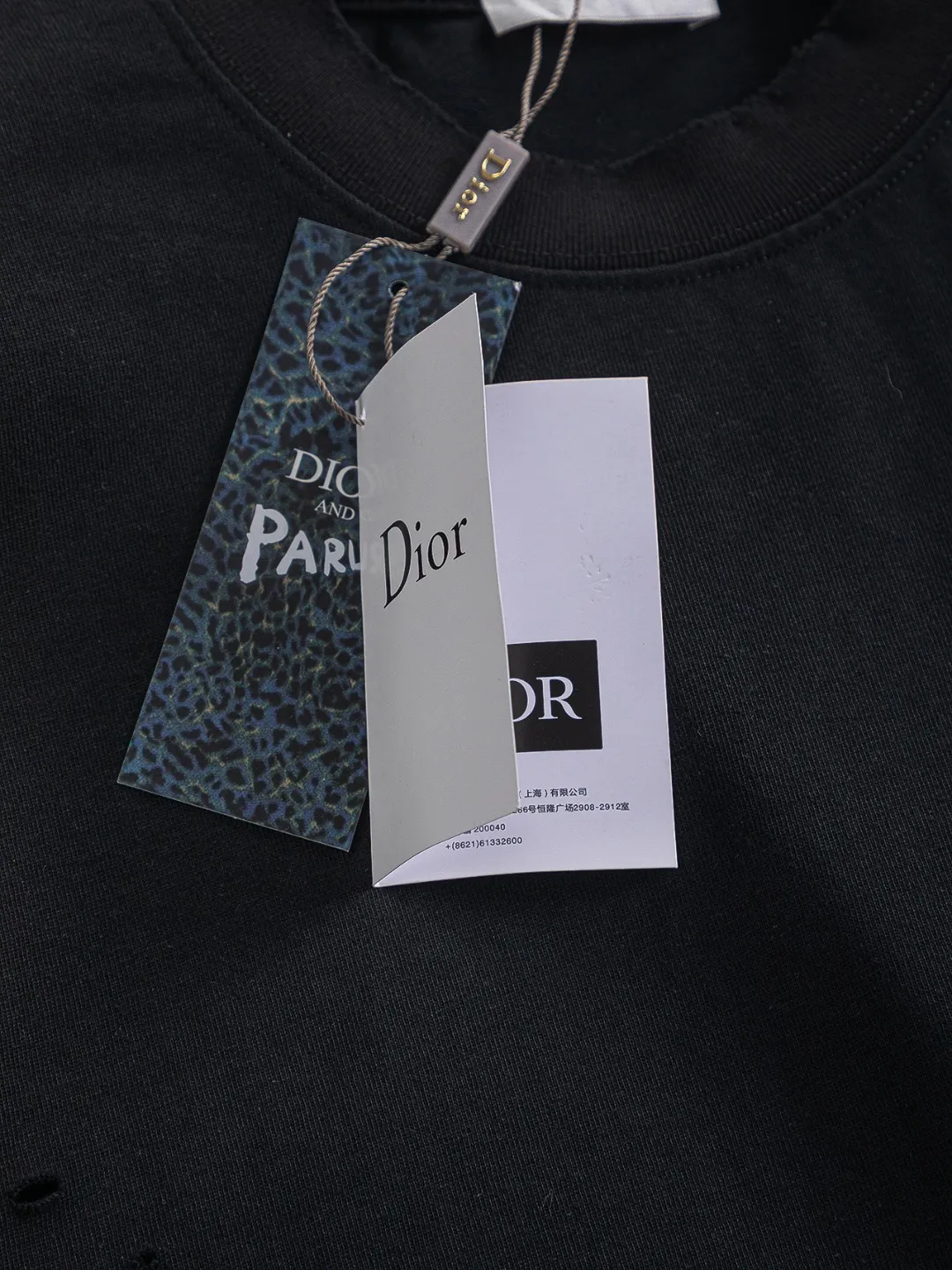 🅿️220 Christian Dior Dior Dior CD micro-wide version S-XL CD 25SS New product counter best-selling model Simple letter printing on the chest Back panel CD Dior lily of the valley hole short-sleeved T-shirt Printed logo pattern As the leader in the luxury world, the D family is well-deserved. The first thing that catches the eye is the loose and comfortable black and white solid color version of the piece we are going to talk about today. The ribbed round collar has become the best modification of its version, and the D family has the upper body LOGO listed on the front, and the unique embroidery design of the letter logo patch highlights the texture! The most traditional modification method combined with the simplest color scale contrast forms the strongest and direct contrast, and this is often the most concise and clear minimalist modification method~~A nostalgic classic atmosphere also spreads in this work inadvertently! ! Featuring a distinctive 47 logo patch embroidery on the front, a unique tribute to Dior's historic year! Coupled with the blessing of 320 grams of cotton material, both the upper body comfort and the existence are unparalleled. It can be said to be a must-have companion in summer. The excellent breathability and comfortable wearing feeling are unparalleled~ Recommended! ! Color: Black White Size: S-XL Size chart: S: Shoulder width 55-Bust 56-Length 71.5 M: Shoulder width 56.5-Bust 58-Length 73 L: Shoulder width 58-Bust 60-Length 74.5 XL: Shoulder width 59.5-Bust 62-Length 76