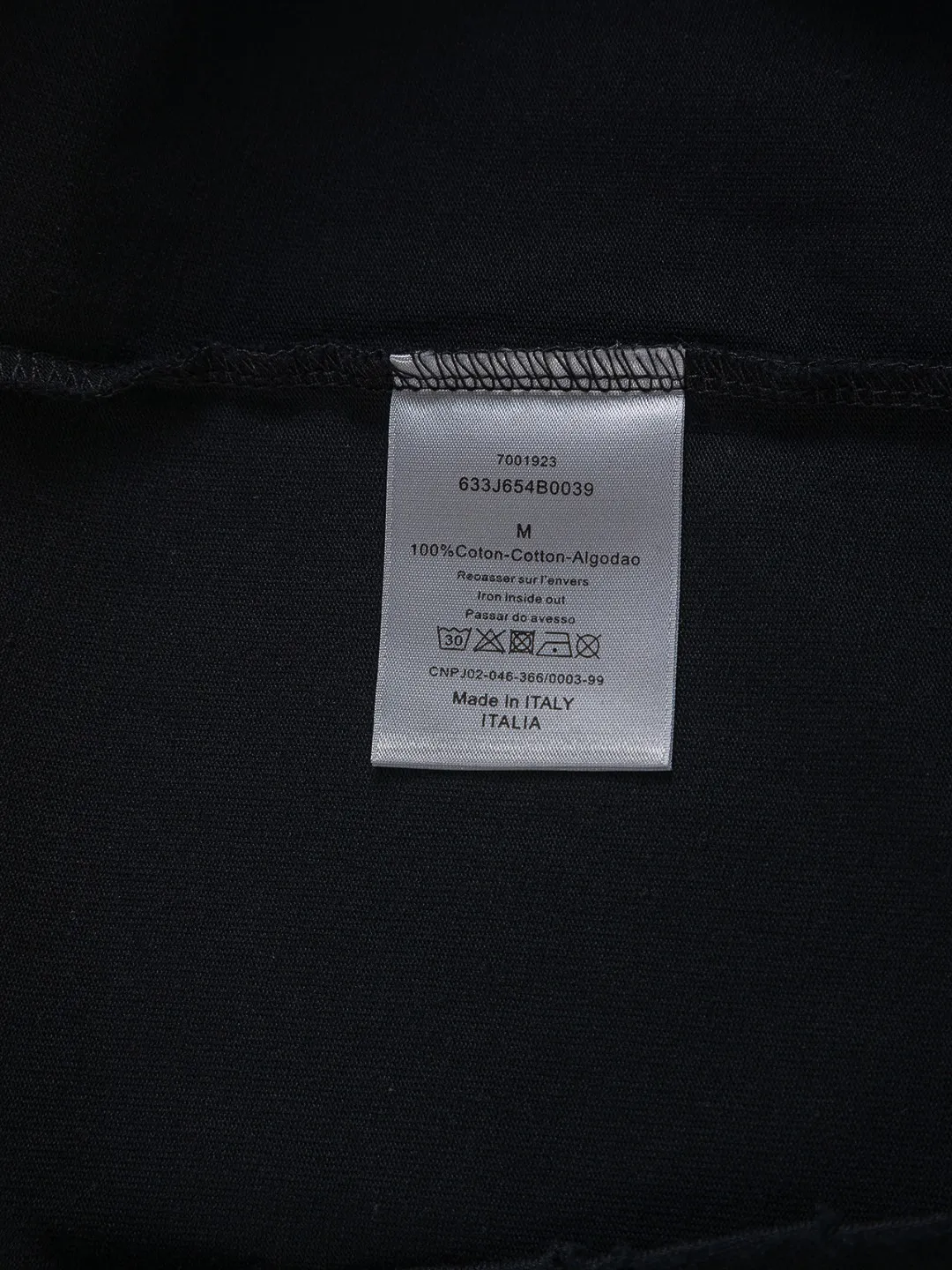 🅿️220 Christian Dior Dior Dior CD micro-wide version S-XL CD 25SS New product counter best-selling model Simple letter printing on the chest Back panel CD Dior lily of the valley hole short-sleeved T-shirt Printed logo pattern As the leader in the luxury world, the D family is well-deserved. The first thing that catches the eye is the loose and comfortable black and white solid color version of the piece we are going to talk about today. The ribbed round collar has become the best modification of its version, and the D family has the upper body LOGO listed on the front, and the unique embroidery design of the letter logo patch highlights the texture! The most traditional modification method combined with the simplest color scale contrast forms the strongest and direct contrast, and this is often the most concise and clear minimalist modification method~~A nostalgic classic atmosphere also spreads in this work inadvertently! ! Featuring a distinctive 47 logo patch embroidery on the front, a unique tribute to Dior's historic year! Coupled with the blessing of 320 grams of cotton material, both the upper body comfort and the existence are unparalleled. It can be said to be a must-have companion in summer. The excellent breathability and comfortable wearing feeling are unparalleled~ Recommended! ! Color: Black White Size: S-XL Size chart: S: Shoulder width 55-Bust 56-Length 71.5 M: Shoulder width 56.5-Bust 58-Length 73 L: Shoulder width 58-Bust 60-Length 74.5 XL: Shoulder width 59.5-Bust 62-Length 76