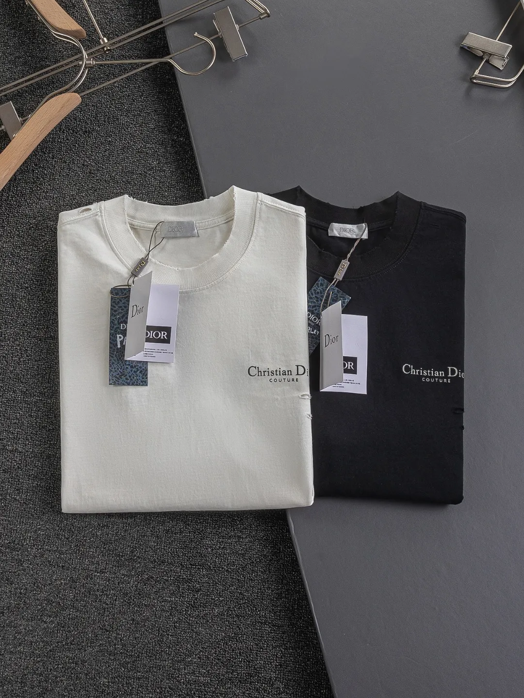 🅿️220 Christian Dior Dior Dior CD micro-wide version S-XL CD 25SS New product counter best-selling model Simple letter printing on the chest Back panel CD Dior lily of the valley hole short-sleeved T-shirt Printed logo pattern As the leader in the luxury world, the D family is well-deserved. The first thing that catches the eye is the loose and comfortable black and white solid color version of the piece we are going to talk about today. The ribbed round collar has become the best modification of its version, and the D family has the upper body LOGO listed on the front, and the unique embroidery design of the letter logo patch highlights the texture! The most traditional modification method combined with the simplest color scale contrast forms the strongest and direct contrast, and this is often the most concise and clear minimalist modification method~~A nostalgic classic atmosphere also spreads in this work inadvertently! ! Featuring a distinctive 47 logo patch embroidery on the front, a unique tribute to Dior's historic year! Coupled with the blessing of 320 grams of cotton material, both the upper body comfort and the existence are unparalleled. It can be said to be a must-have companion in summer. The excellent breathability and comfortable wearing feeling are unparalleled~ Recommended! ! Color: Black White Size: S-XL Size chart: S: Shoulder width 55-Bust 56-Length 71.5 M: Shoulder width 56.5-Bust 58-Length 73 L: Shoulder width 58-Bust 60-Length 74.5 XL: Shoulder width 59.5-Bust 62-Length 76