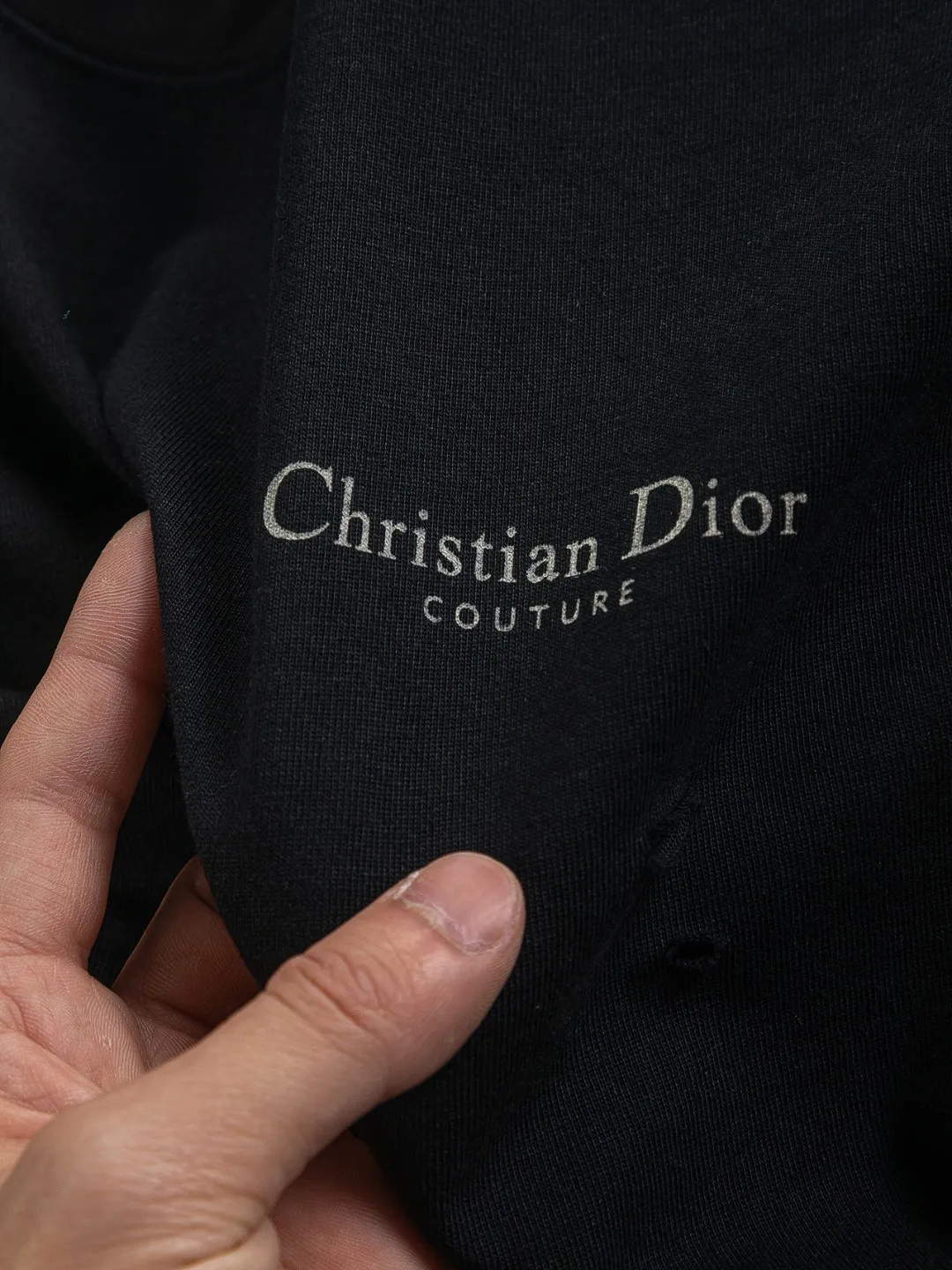 🅿️220 Christian Dior Dior Dior CD micro-wide version S-XL CD 25SS New product counter best-selling model Simple letter printing on the chest Back panel CD Dior lily of the valley hole short-sleeved T-shirt Printed logo pattern As the leader in the luxury world, the D family is well-deserved. The first thing that catches the eye is the loose and comfortable black and white solid color version of the piece we are going to talk about today. The ribbed round collar has become the best modification of its version, and the D family has the upper body LOGO listed on the front, and the unique embroidery design of the letter logo patch highlights the texture! The most traditional modification method combined with the simplest color scale contrast forms the strongest and direct contrast, and this is often the most concise and clear minimalist modification method~~A nostalgic classic atmosphere also spreads in this work inadvertently! ! Featuring a distinctive 47 logo patch embroidery on the front, a unique tribute to Dior's historic year! Coupled with the blessing of 320 grams of cotton material, both the upper body comfort and the existence are unparalleled. It can be said to be a must-have companion in summer. The excellent breathability and comfortable wearing feeling are unparalleled~ Recommended! ! Color: Black White Size: S-XL Size chart: S: Shoulder width 55-Bust 56-Length 71.5 M: Shoulder width 56.5-Bust 58-Length 73 L: Shoulder width 58-Bust 60-Length 74.5 XL: Shoulder width 59.5-Bust 62-Length 76