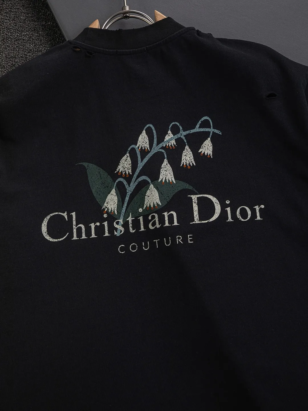 🅿️220 Christian Dior Dior Dior CD micro-wide version S-XL CD 25SS New product counter best-selling model Simple letter printing on the chest Back panel CD Dior lily of the valley hole short-sleeved T-shirt Printed logo pattern As the leader in the luxury world, the D family is well-deserved. The first thing that catches the eye is the loose and comfortable black and white solid color version of the piece we are going to talk about today. The ribbed round collar has become the best modification of its version, and the D family has the upper body LOGO listed on the front, and the unique embroidery design of the letter logo patch highlights the texture! The most traditional modification method combined with the simplest color scale contrast forms the strongest and direct contrast, and this is often the most concise and clear minimalist modification method~~A nostalgic classic atmosphere also spreads in this work inadvertently! ! Featuring a distinctive 47 logo patch embroidery on the front, a unique tribute to Dior's historic year! Coupled with the blessing of 320 grams of cotton material, both the upper body comfort and the existence are unparalleled. It can be said to be a must-have companion in summer. The excellent breathability and comfortable wearing feeling are unparalleled~ Recommended! ! Color: Black White Size: S-XL Size chart: S: Shoulder width 55-Bust 56-Length 71.5 M: Shoulder width 56.5-Bust 58-Length 73 L: Shoulder width 58-Bust 60-Length 74.5 XL: Shoulder width 59.5-Bust 62-Length 76