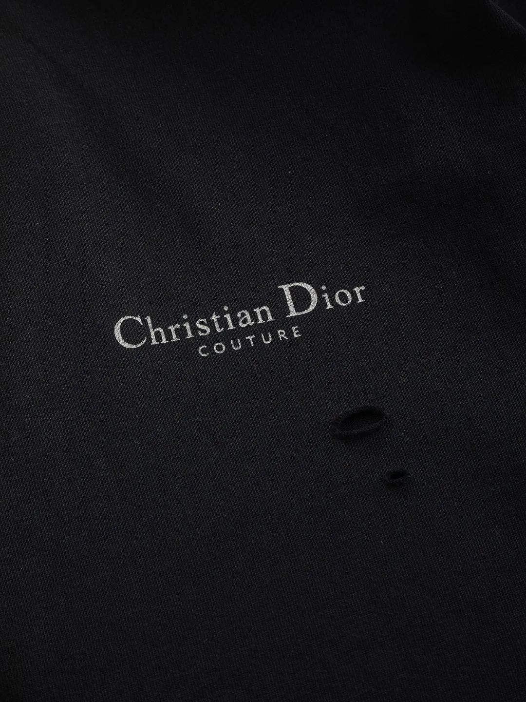 🅿️220 Christian Dior Dior Dior CD micro-wide version S-XL CD 25SS New product counter best-selling model Simple letter printing on the chest Back panel CD Dior lily of the valley hole short-sleeved T-shirt Printed logo pattern As the leader in the luxury world, the D family is well-deserved. The first thing that catches the eye is the loose and comfortable black and white solid color version of the piece we are going to talk about today. The ribbed round collar has become the best modification of its version, and the D family has the upper body LOGO listed on the front, and the unique embroidery design of the letter logo patch highlights the texture! The most traditional modification method combined with the simplest color scale contrast forms the strongest and direct contrast, and this is often the most concise and clear minimalist modification method~~A nostalgic classic atmosphere also spreads in this work inadvertently! ! Featuring a distinctive 47 logo patch embroidery on the front, a unique tribute to Dior's historic year! Coupled with the blessing of 320 grams of cotton material, both the upper body comfort and the existence are unparalleled. It can be said to be a must-have companion in summer. The excellent breathability and comfortable wearing feeling are unparalleled~ Recommended! ! Color: Black White Size: S-XL Size chart: S: Shoulder width 55-Bust 56-Length 71.5 M: Shoulder width 56.5-Bust 58-Length 73 L: Shoulder width 58-Bust 60-Length 74.5 XL: Shoulder width 59.5-Bust 62-Length 76
