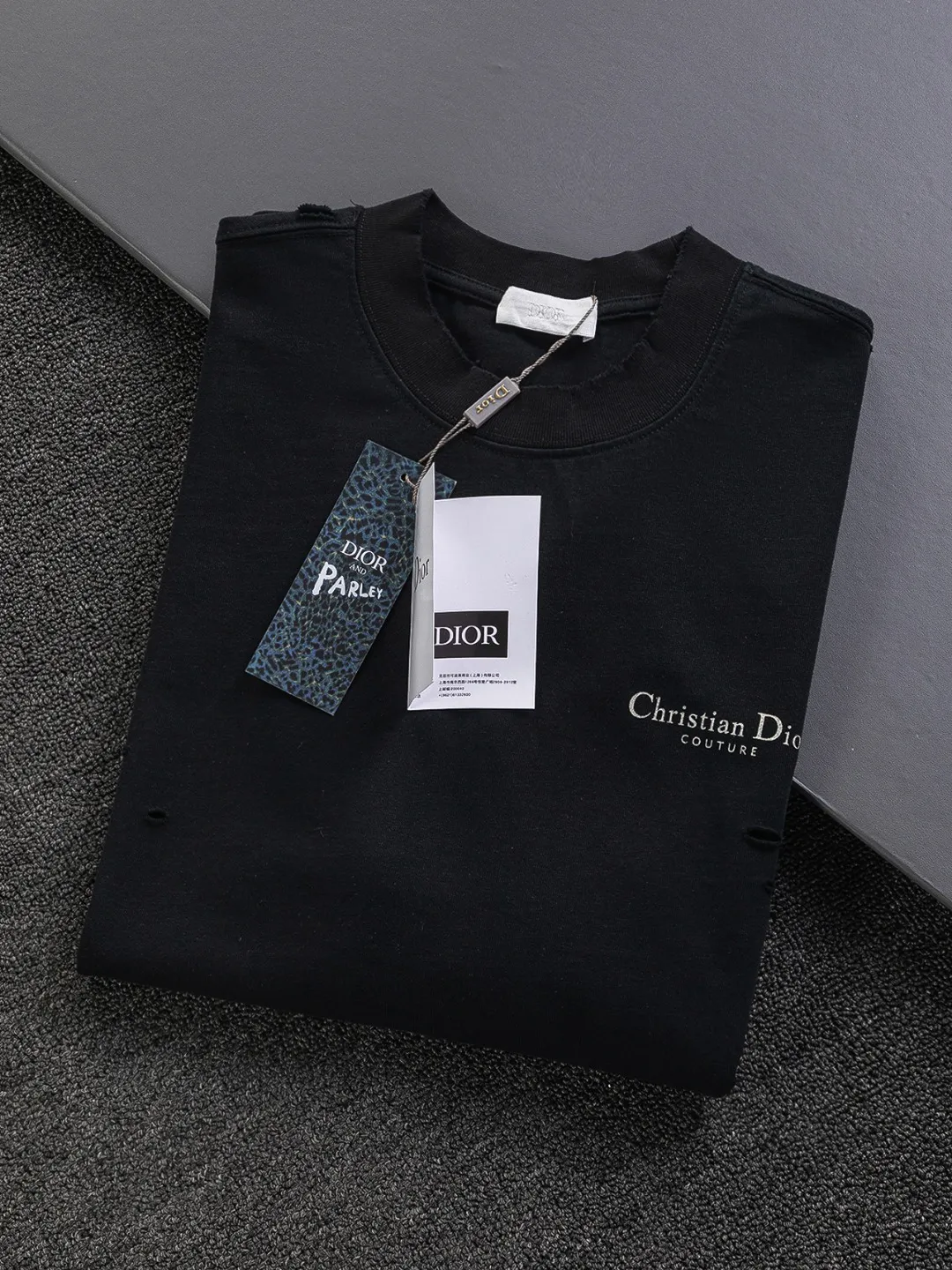 🅿️220 Christian Dior Dior Dior CD micro-wide version S-XL CD 25SS New product counter best-selling model Simple letter printing on the chest Back panel CD Dior lily of the valley hole short-sleeved T-shirt Printed logo pattern As the leader in the luxury world, the D family is well-deserved. The first thing that catches the eye is the loose and comfortable black and white solid color version of the piece we are going to talk about today. The ribbed round collar has become the best modification of its version, and the D family has the upper body LOGO listed on the front, and the unique embroidery design of the letter logo patch highlights the texture! The most traditional modification method combined with the simplest color scale contrast forms the strongest and direct contrast, and this is often the most concise and clear minimalist modification method~~A nostalgic classic atmosphere also spreads in this work inadvertently! ! Featuring a distinctive 47 logo patch embroidery on the front, a unique tribute to Dior's historic year! Coupled with the blessing of 320 grams of cotton material, both the upper body comfort and the existence are unparalleled. It can be said to be a must-have companion in summer. The excellent breathability and comfortable wearing feeling are unparalleled~ Recommended! ! Color: Black White Size: S-XL Size chart: S: Shoulder width 55-Bust 56-Length 71.5 M: Shoulder width 56.5-Bust 58-Length 73 L: Shoulder width 58-Bust 60-Length 74.5 XL: Shoulder width 59.5-Bust 62-Length 76