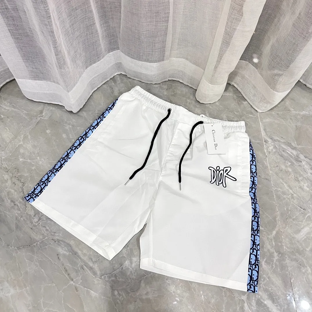 🅿️130 #V0096 [Restock all year round] Dior's new classic casual beach shorts. Pictures taken by mobile phone pixels 🈚️Any ps📷📷 Classic plaid quick-drying three-quarter pants, the same style for men and women. The fabric is made of polyester fiber, which is stain-resistant and wrinkle-resistant. It is the most suitable material for going out in summer! It is guaranteed to be cool and comfortable enough at the same time. It is super stylish when you wear it casually. You can clearly see the texture when you look at the photos. It is not the general market material that can seduce a person who wants to go on vacation in a minute. It has pockets on both sides and a drawstring at the waist. It is a very practical design. The workmanship, details and fit are impeccable. It can be worn as casual pants or beach pants. It is a must-have for beach vacations, home leisure, gym equipment, morning running and night running. It is practical and functional. Color: White Black Size: M-XXXL