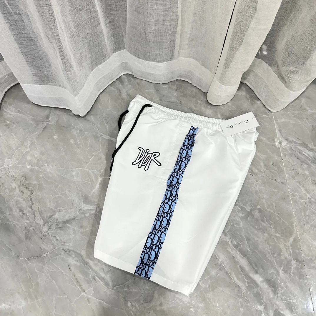 🅿️130 #V0096 [Restock all year round] Dior's new classic casual beach shorts. Pictures taken by mobile phone pixels 🈚️Any ps📷📷 Classic plaid quick-drying three-quarter pants, the same style for men and women. The fabric is made of polyester fiber, which is stain-resistant and wrinkle-resistant. It is the most suitable material for going out in summer! It is guaranteed to be cool and comfortable enough at the same time. It is super stylish when you wear it casually. You can clearly see the texture when you look at the photos. It is not the general market material that can seduce a person who wants to go on vacation in a minute. It has pockets on both sides and a drawstring at the waist. It is a very practical design. The workmanship, details and fit are impeccable. It can be worn as casual pants or beach pants. It is a must-have for beach vacations, home leisure, gym equipment, morning running and night running. It is practical and functional. Color: White Black Size: M-XXXL