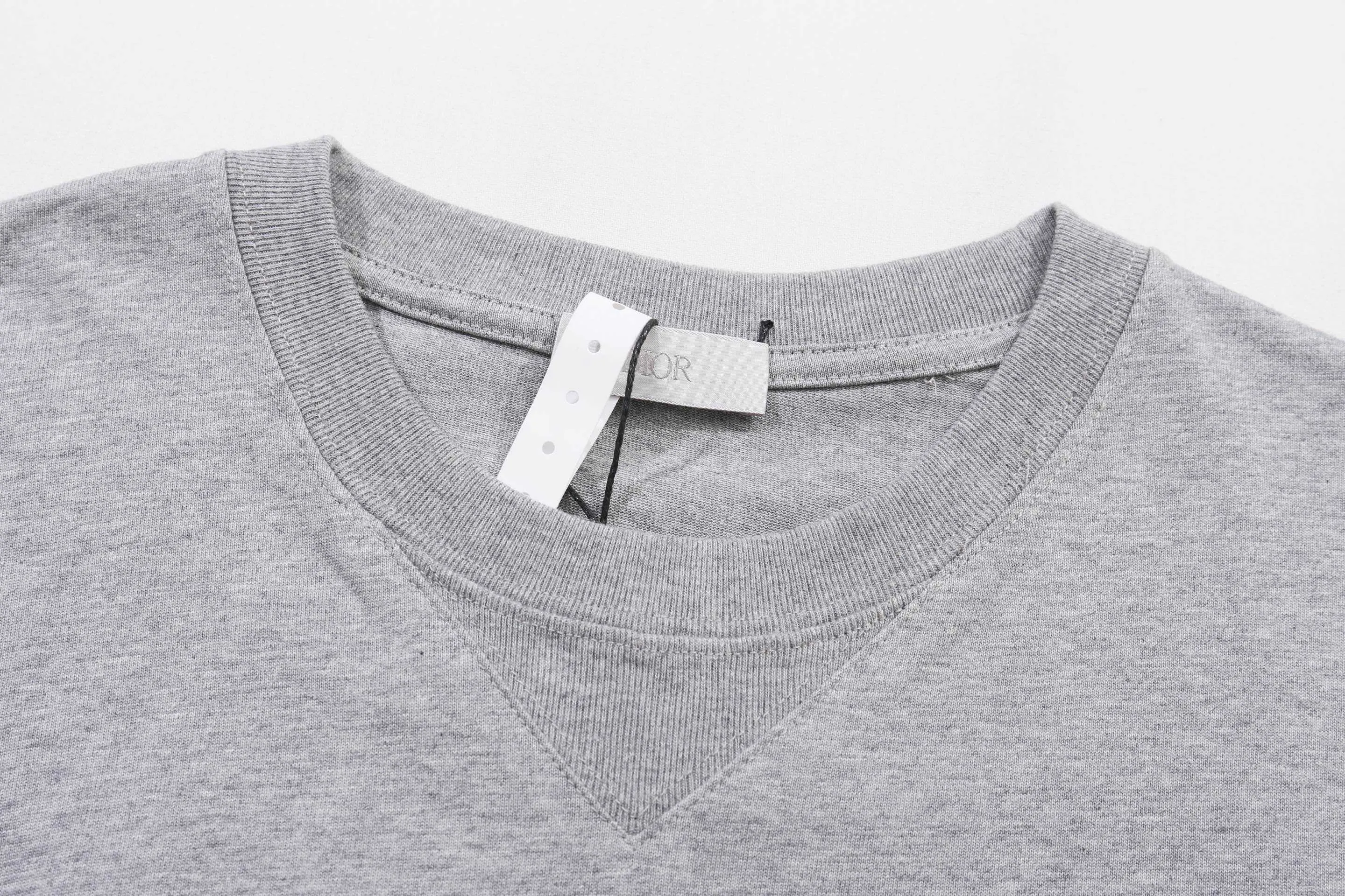 🅿️190 High-quality new Dior Dior embroidered silver logo short-sleeve. Summer channel limited new model. Simple yet stylish retro brand logo. It is very cool in summer and is a couple style. It is recommended to buy it in two colors. Made from custom fabrics. DuPont's Sorona material is added to have good skin-friendly properties, reduce shrinkage, and support good shape retention of the fabric. The fabric features are 7A antibacterial, moisture-absorbing and quick-drying, skin-friendly, slightly elastic and not tight, soft and delicate to the touch, comfortable to wear without any sense of restraint. At the same time, Sorona is a new generation of environmentally friendly materials, 38% of which is converted from corn fiber. It reduces the use of petroleum, is environmentally friendly, and you can also play a part in protecting the environment. And it has good moisture absorption properties. The fabric will not stick to the skin when you sweat when wearing it, giving the skin a full dry feeling. Fine workmanship. Size: XS-L