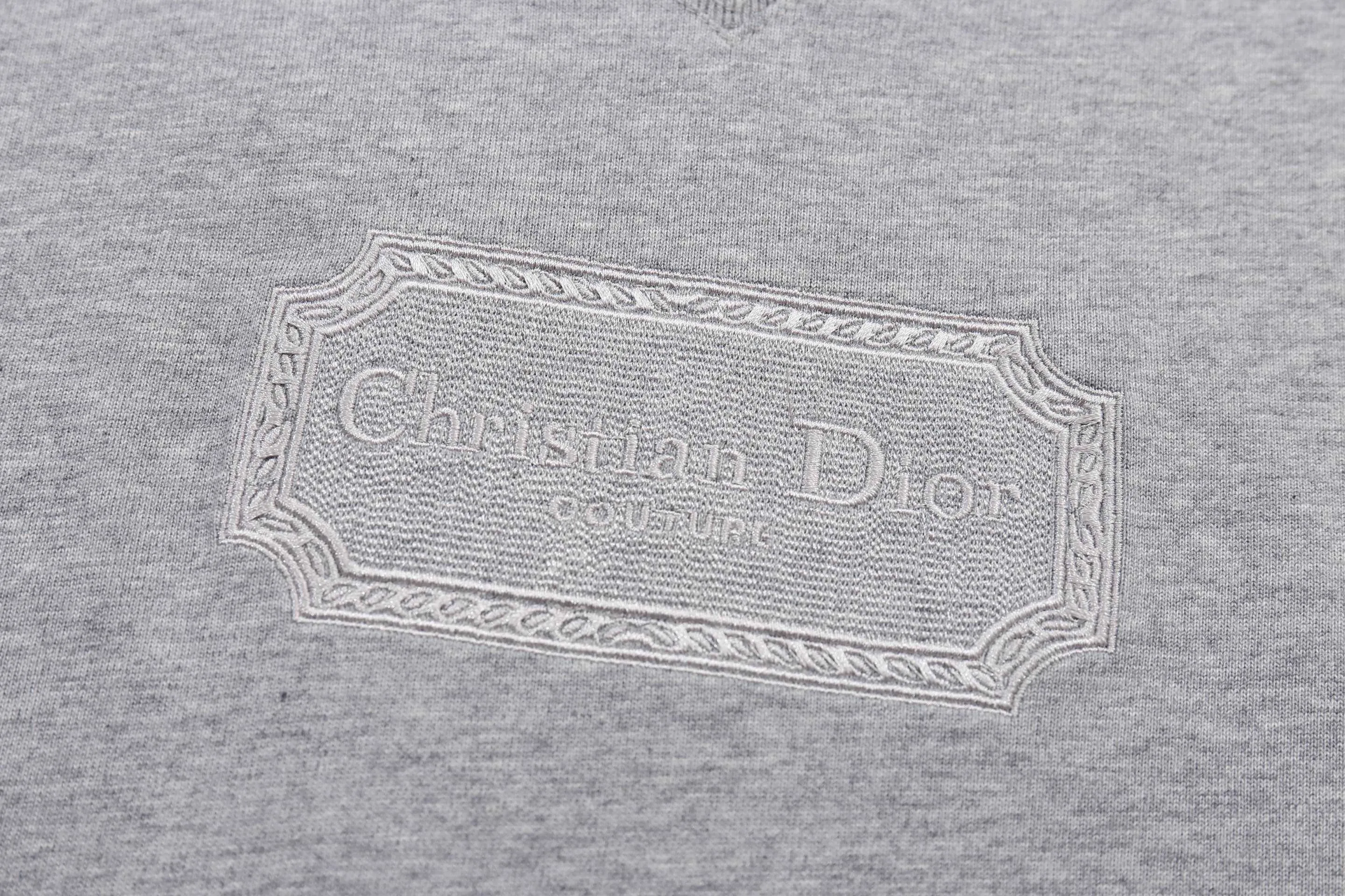 🅿️190 High-quality new Dior Dior embroidered silver logo short-sleeve. Summer channel limited new model. Simple yet stylish retro brand logo. It is very cool in summer and is a couple style. It is recommended to buy it in two colors. Made from custom fabrics. DuPont's Sorona material is added to have good skin-friendly properties, reduce shrinkage, and support good shape retention of the fabric. The fabric features are 7A antibacterial, moisture-absorbing and quick-drying, skin-friendly, slightly elastic and not tight, soft and delicate to the touch, comfortable to wear without any sense of restraint. At the same time, Sorona is a new generation of environmentally friendly materials, 38% of which is converted from corn fiber. It reduces the use of petroleum, is environmentally friendly, and you can also play a part in protecting the environment. And it has good moisture absorption properties. The fabric will not stick to the skin when you sweat when wearing it, giving the skin a full dry feeling. Fine workmanship. Size: XS-L