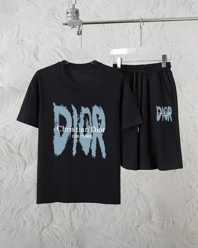 🅿️300 Dior Exclusively provides new trendy men’s fashionable round neck short-sleeved shorts suits, trendy and fashionable casual short-sleeved suits! It has high breathability and comfort, impeccable details, and brand element design concept, reflecting high quality. It presents a casual cut and the upper body shape is great! Material: 250g Xinjiang long-staple cotton short sleeves + 360g pure cotton terry shorts Size: S M L Due to manual measurement, there is a deviation of about 1-3CM in size.