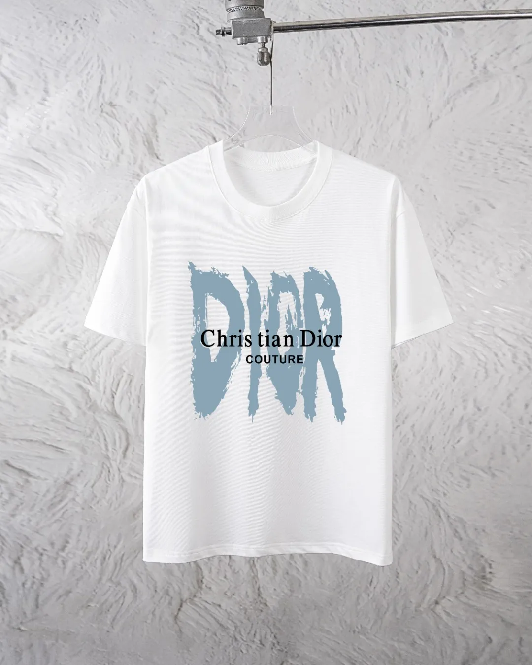 🅿️300 Dior Exclusively provides new trendy men’s fashionable round neck short-sleeved shorts suits, trendy and fashionable casual short-sleeved suits! It has high breathability and comfort, impeccable details, and brand element design concept, reflecting high quality. It presents a casual cut and the upper body shape is great! Material: 250g Xinjiang long-staple cotton short sleeves + 360g pure cotton terry shorts Size: S M L Due to manual measurement, there is a deviation of about 1-3CM in size.