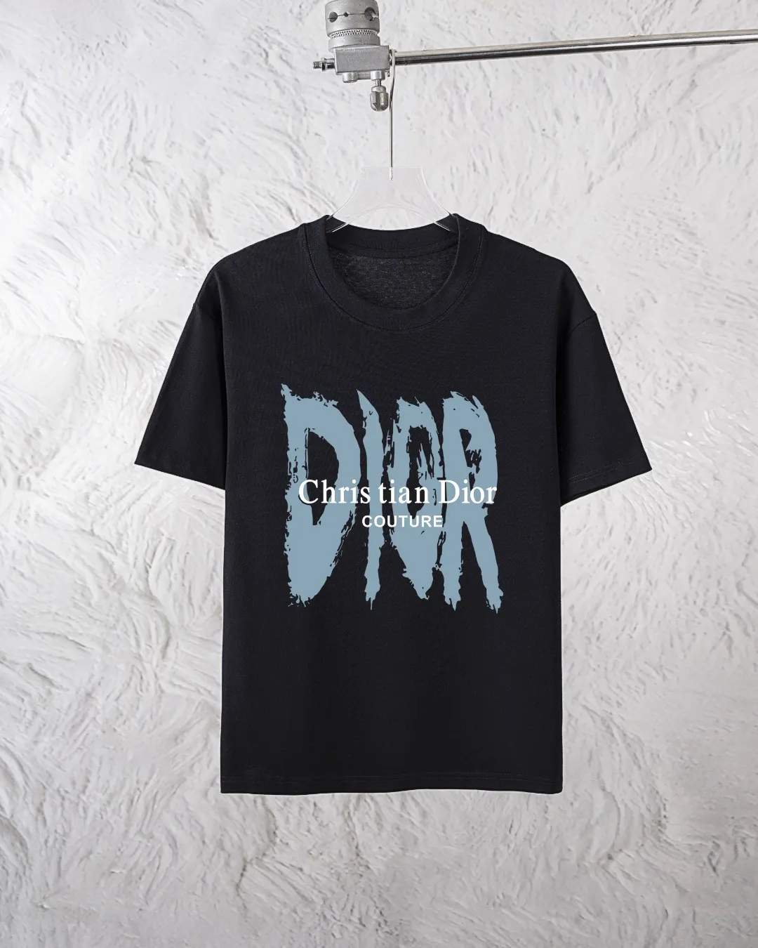🅿️300 Dior Exclusively provides new trendy men’s fashionable round neck short-sleeved shorts suits, trendy and fashionable casual short-sleeved suits! It has high breathability and comfort, impeccable details, and brand element design concept, reflecting high quality. It presents a casual cut and the upper body shape is great! Material: 250g Xinjiang long-staple cotton short sleeves + 360g pure cotton terry shorts Size: S M L Due to manual measurement, there is a deviation of about 1-3CM in size.