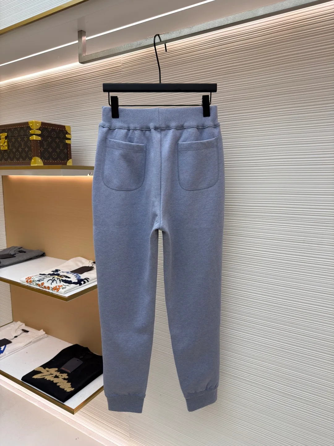 Dior presbyopic double-sided woolen sheepskin trousers ●Item number: 1681744-B15 ●Material: wool cashmere fabric ●Technology: jacquard texture production ●Color: blue ●Version: fitted version ●Weight: about 675 grams ●Size: S-M-L-XL ●Description: The fabric is made of cashmere fabric, containing 50% wool and pure cotton, with original hemming inside, jacquard letters, integrated design. One side has a solid color logo, and the spliced side has a classic presbyopia. It can be worn on both sides to change the style at any time. Customized imported velvet imported machine weaving, the material is conscientious and full of high-end texture. It is comfortable to wear and skin-friendly. It is made by a large factory and has perfect details and texture. The fabric is made of imported cashmere yarn. New product for early autumn! Hot style return! New version of dropped shoulder design High-grade navy blue presbyopic logo zipper cashmere jacket. Reversible. The letter jacquard texture on the back is luxurious and handsome. The hooded design is fashionable and advanced. The classic version does not make people look slimmer. Highly recommended! The overall wiring is straight and delicate, the fabric is comfortable and soft, and the color is consistent without color difference. It can be matched with the same style to create a fashionable look and control various occasions. Customized accessories, complete with three standards, same style for men and women!