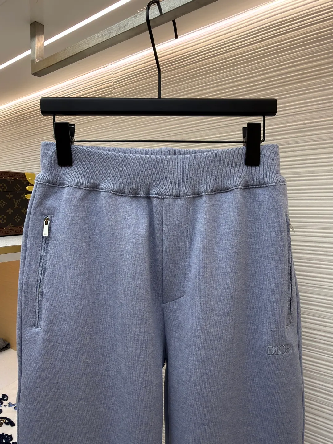 Dior presbyopic double-sided woolen sheepskin trousers ●Item number: 1681744-B15 ●Material: wool cashmere fabric ●Technology: jacquard texture production ●Color: blue ●Version: fitted version ●Weight: about 675 grams ●Size: S-M-L-XL ●Description: The fabric is made of cashmere fabric, containing 50% wool and pure cotton, with original hemming inside, jacquard letters, integrated design. One side has a solid color logo, and the spliced side has a classic presbyopia. It can be worn on both sides to change the style at any time. Customized imported velvet imported machine weaving, the material is conscientious and full of high-end texture. It is comfortable to wear and skin-friendly. It is made by a large factory and has perfect details and texture. The fabric is made of imported cashmere yarn. New product for early autumn! Hot style return! New version of dropped shoulder design High-grade navy blue presbyopic logo zipper cashmere jacket. Reversible. The letter jacquard texture on the back is luxurious and handsome. The hooded design is fashionable and advanced. The classic version does not make people look slimmer. Highly recommended! The overall wiring is straight and delicate, the fabric is comfortable and soft, and the color is consistent without color difference. It can be matched with the same style to create a fashionable look and control various occasions. Customized accessories, complete with three standards, same style for men and women!