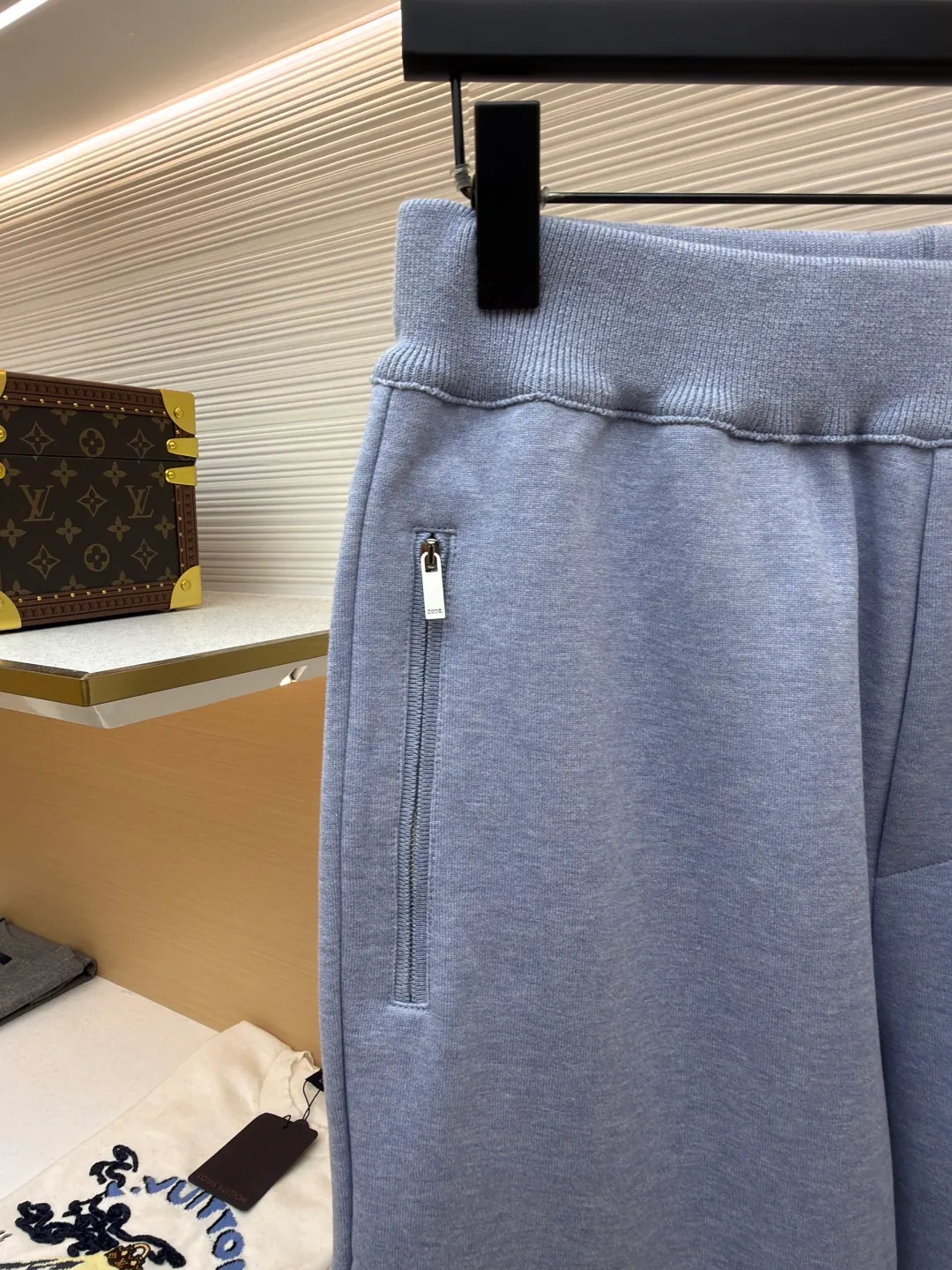 Dior presbyopic double-sided woolen sheepskin trousers ●Item number: 1681744-B15 ●Material: wool cashmere fabric ●Technology: jacquard texture production ●Color: blue ●Version: fitted version ●Weight: about 675 grams ●Size: S-M-L-XL ●Description: The fabric is made of cashmere fabric, containing 50% wool and pure cotton, with original hemming inside, jacquard letters, integrated design. One side has a solid color logo, and the spliced side has a classic presbyopia. It can be worn on both sides to change the style at any time. Customized imported velvet imported machine weaving, the material is conscientious and full of high-end texture. It is comfortable to wear and skin-friendly. It is made by a large factory and has perfect details and texture. The fabric is made of imported cashmere yarn. New product for early autumn! Hot style return! New version of dropped shoulder design High-grade navy blue presbyopic logo zipper cashmere jacket. Reversible. The letter jacquard texture on the back is luxurious and handsome. The hooded design is fashionable and advanced. The classic version does not make people look slimmer. Highly recommended! The overall wiring is straight and delicate, the fabric is comfortable and soft, and the color is consistent without color difference. It can be matched with the same style to create a fashionable look and control various occasions. Customized accessories, complete with three standards, same style for men and women!