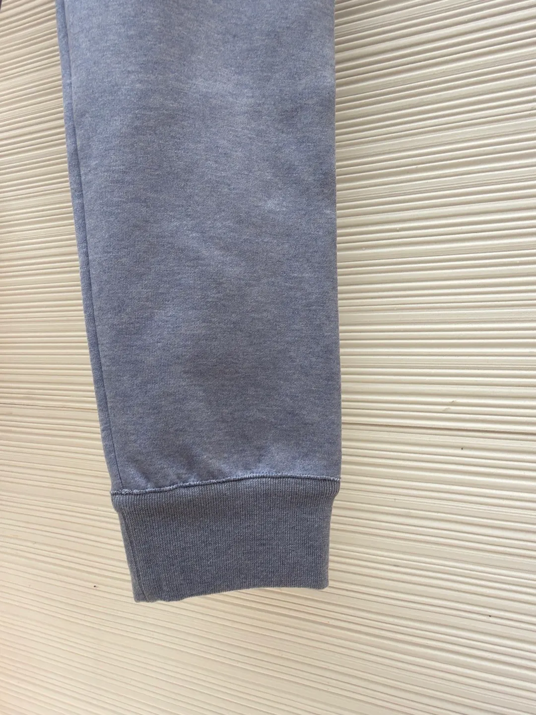 Dior presbyopic double-sided woolen sheepskin trousers ●Item number: 1681744-B15 ●Material: wool cashmere fabric ●Technology: jacquard texture production ●Color: blue ●Version: fitted version ●Weight: about 675 grams ●Size: S-M-L-XL ●Description: The fabric is made of cashmere fabric, containing 50% wool and pure cotton, with original hemming inside, jacquard letters, integrated design. One side has a solid color logo, and the spliced side has a classic presbyopia. It can be worn on both sides to change the style at any time. Customized imported velvet imported machine weaving, the material is conscientious and full of high-end texture. It is comfortable to wear and skin-friendly. It is made by a large factory and has perfect details and texture. The fabric is made of imported cashmere yarn. New product for early autumn! Hot style return! New version of dropped shoulder design High-grade navy blue presbyopic logo zipper cashmere jacket. Reversible. The letter jacquard texture on the back is luxurious and handsome. The hooded design is fashionable and advanced. The classic version does not make people look slimmer. Highly recommended! The overall wiring is straight and delicate, the fabric is comfortable and soft, and the color is consistent without color difference. It can be matched with the same style to create a fashionable look and control various occasions. Customized accessories, complete with three standards, same style for men and women!