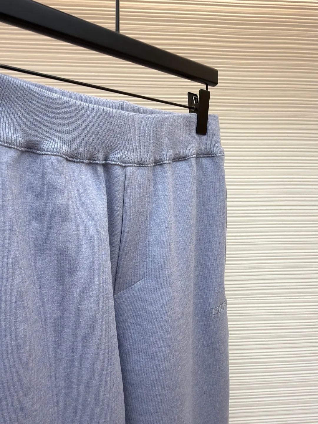 Dior presbyopic double-sided woolen sheepskin trousers ●Item number: 1681744-B15 ●Material: wool cashmere fabric ●Technology: jacquard texture production ●Color: blue ●Version: fitted version ●Weight: about 675 grams ●Size: S-M-L-XL ●Description: The fabric is made of cashmere fabric, containing 50% wool and pure cotton, with original hemming inside, jacquard letters, integrated design. One side has a solid color logo, and the spliced side has a classic presbyopia. It can be worn on both sides to change the style at any time. Customized imported velvet imported machine weaving, the material is conscientious and full of high-end texture. It is comfortable to wear and skin-friendly. It is made by a large factory and has perfect details and texture. The fabric is made of imported cashmere yarn. New product for early autumn! Hot style return! New version of dropped shoulder design High-grade navy blue presbyopic logo zipper cashmere jacket. Reversible. The letter jacquard texture on the back is luxurious and handsome. The hooded design is fashionable and advanced. The classic version does not make people look slimmer. Highly recommended! The overall wiring is straight and delicate, the fabric is comfortable and soft, and the color is consistent without color difference. It can be matched with the same style to create a fashionable look and control various occasions. Customized accessories, complete with three standards, same style for men and women!