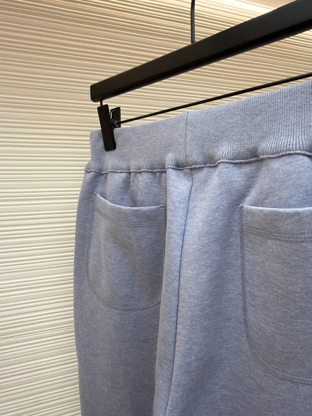 Dior presbyopic double-sided woolen sheepskin trousers ●Item number: 1681744-B15 ●Material: wool cashmere fabric ●Technology: jacquard texture production ●Color: blue ●Version: fitted version ●Weight: about 675 grams ●Size: S-M-L-XL ●Description: The fabric is made of cashmere fabric, containing 50% wool and pure cotton, with original hemming inside, jacquard letters, integrated design. One side has a solid color logo, and the spliced side has a classic presbyopia. It can be worn on both sides to change the style at any time. Customized imported velvet imported machine weaving, the material is conscientious and full of high-end texture. It is comfortable to wear and skin-friendly. It is made by a large factory and has perfect details and texture. The fabric is made of imported cashmere yarn. New product for early autumn! Hot style return! New version of dropped shoulder design High-grade navy blue presbyopic logo zipper cashmere jacket. Reversible. The letter jacquard texture on the back is luxurious and handsome. The hooded design is fashionable and advanced. The classic version does not make people look slimmer. Highly recommended! The overall wiring is straight and delicate, the fabric is comfortable and soft, and the color is consistent without color difference. It can be matched with the same style to create a fashionable look and control various occasions. Customized accessories, complete with three standards, same style for men and women!
