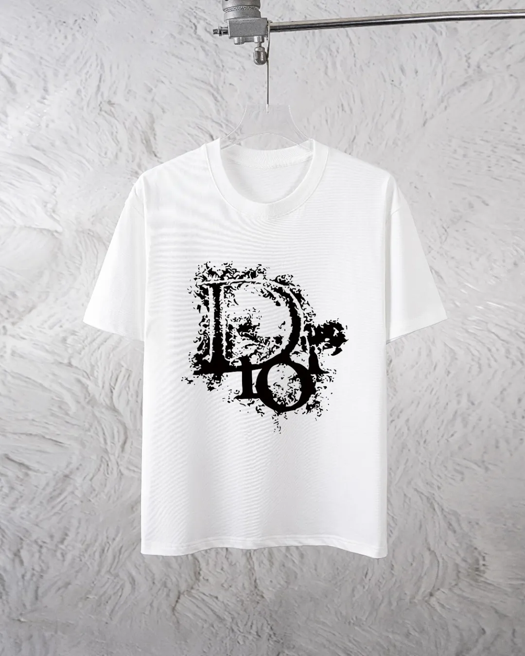 🅿️300 Dior Exclusively provides new trendy men’s fashionable round neck short-sleeved shorts suits, trendy and fashionable casual short-sleeved suits! It has high breathability and comfort, impeccable details, and brand element design concept, reflecting high quality. It presents a casual cut and the upper body shape is great! Material: 250g Xinjiang long-staple cotton short sleeves + 360g pure cotton terry shorts Size: S M L Due to manual measurement, there is a deviation of about 1-3CM in size.