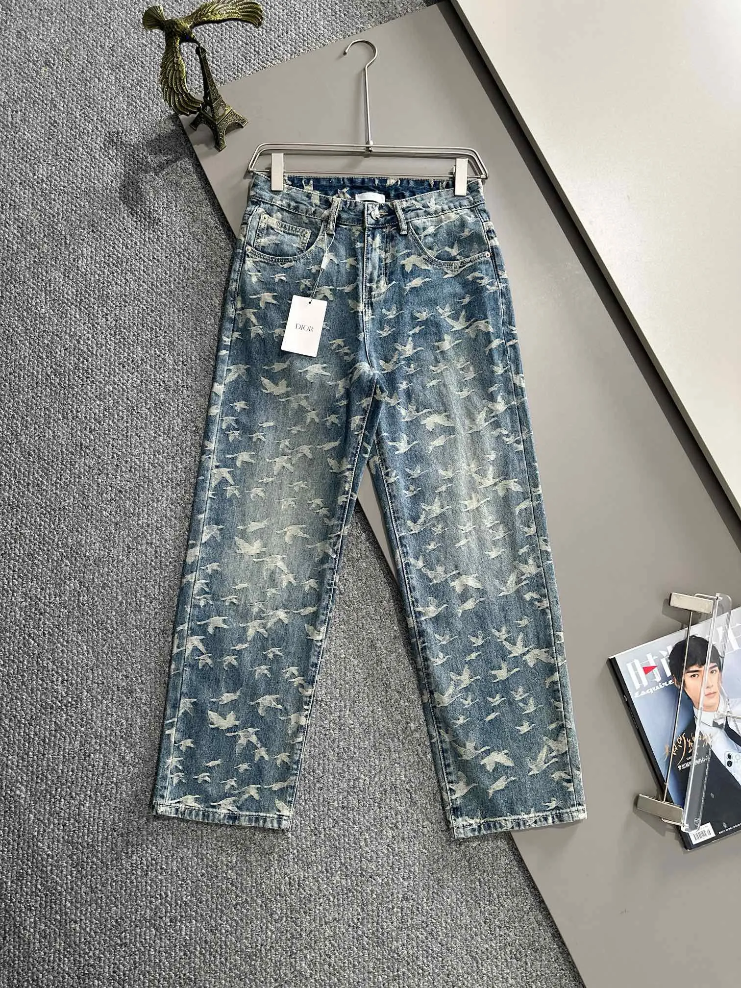 🅿️400 Dior 2025 Four Seasons Loose Jeans Straight Trousers, the trend in the trend! Many fashion bloggers control the upper body. The water is woven from imported Japanese Denim plain cotton denim fabric. It has three standards, is soft, delicate, comfortable and breathable. The color has a modern and fashionable vicissitudes. The upper body is versatile and fashionable! Light luxury, a must-have item for daily commuting! Code number: 28-40 (please state your height and weight when placing an order)