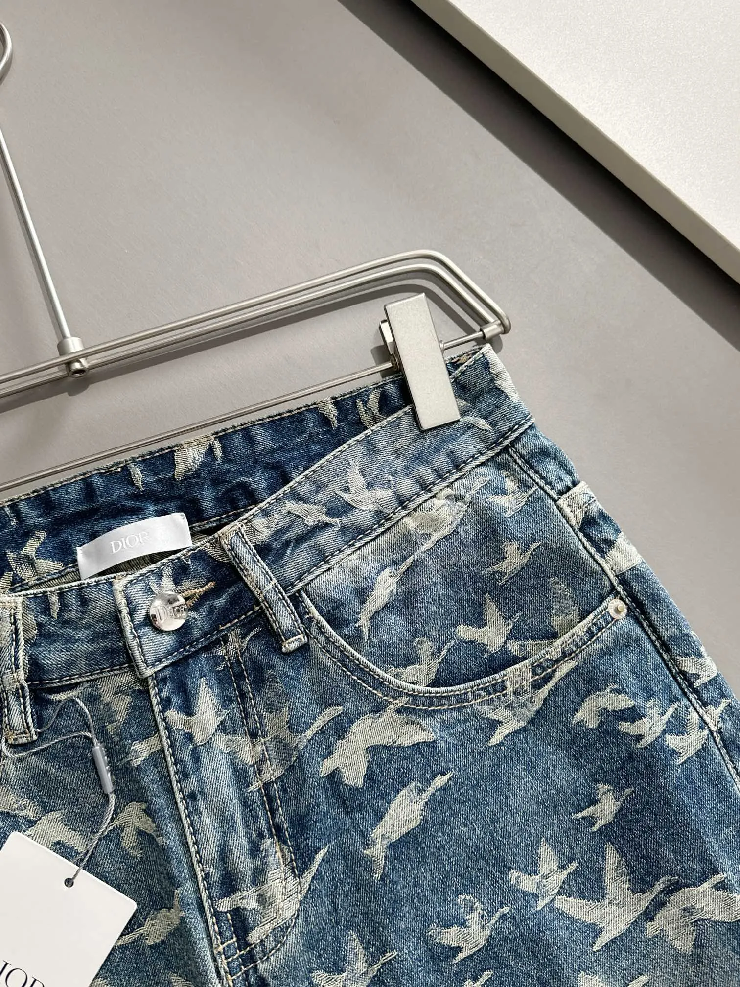 🅿️400 Dior 2025 Four Seasons Loose Jeans Straight Trousers, the trend in the trend! Many fashion bloggers control the upper body. The water is woven from imported Japanese Denim plain cotton denim fabric. It has three standards, is soft, delicate, comfortable and breathable. The color has a modern and fashionable vicissitudes. The upper body is versatile and fashionable! Light luxury, a must-have item for daily commuting! Code number: 28-40 (please state your height and weight when placing an order)