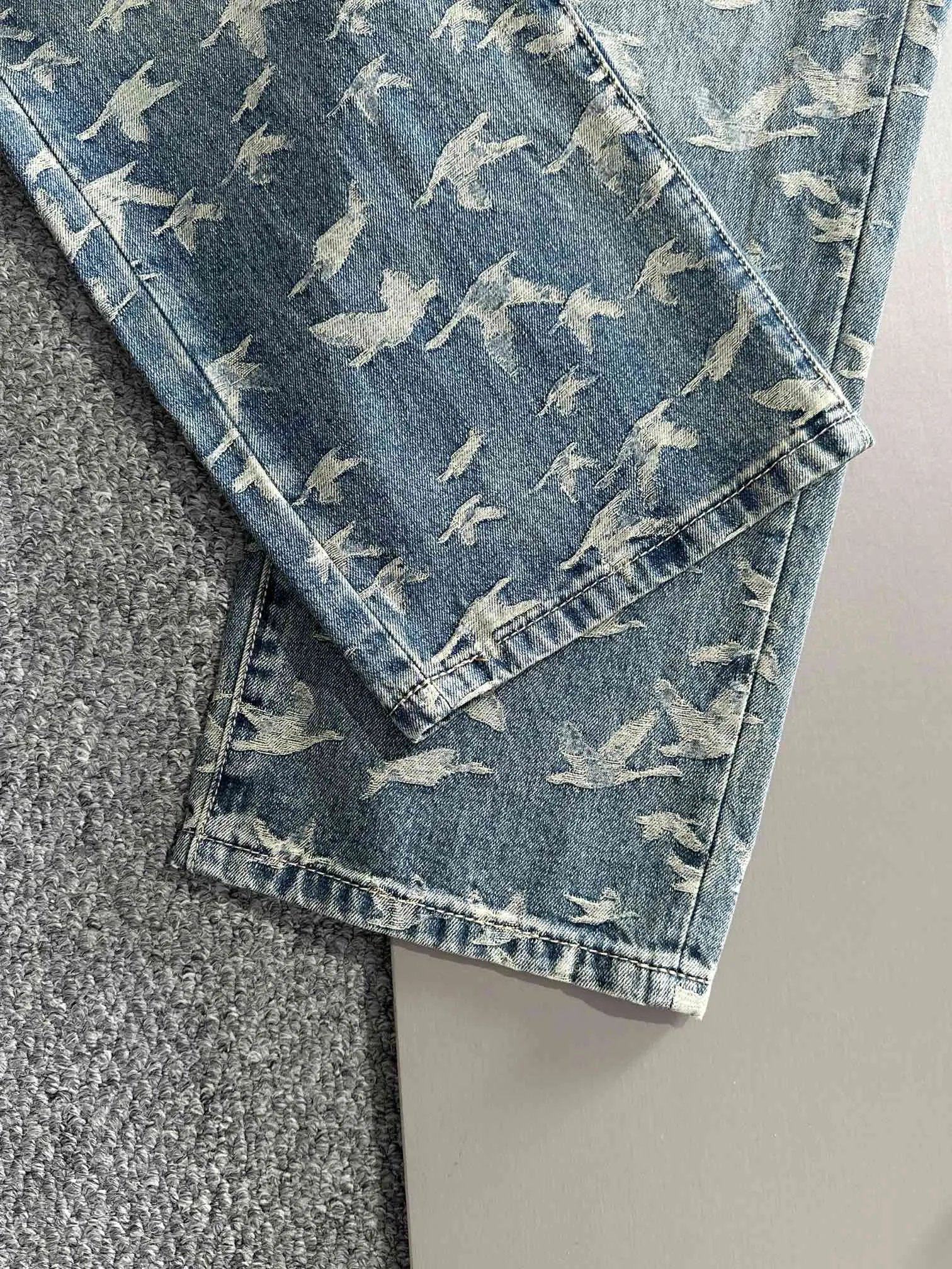🅿️400 Dior 2025 Four Seasons Loose Jeans Straight Trousers, the trend in the trend! Many fashion bloggers control the upper body. The water is woven from imported Japanese Denim plain cotton denim fabric. It has three standards, is soft, delicate, comfortable and breathable. The color has a modern and fashionable vicissitudes. The upper body is versatile and fashionable! Light luxury, a must-have item for daily commuting! Code number: 28-40 (please state your height and weight when placing an order)